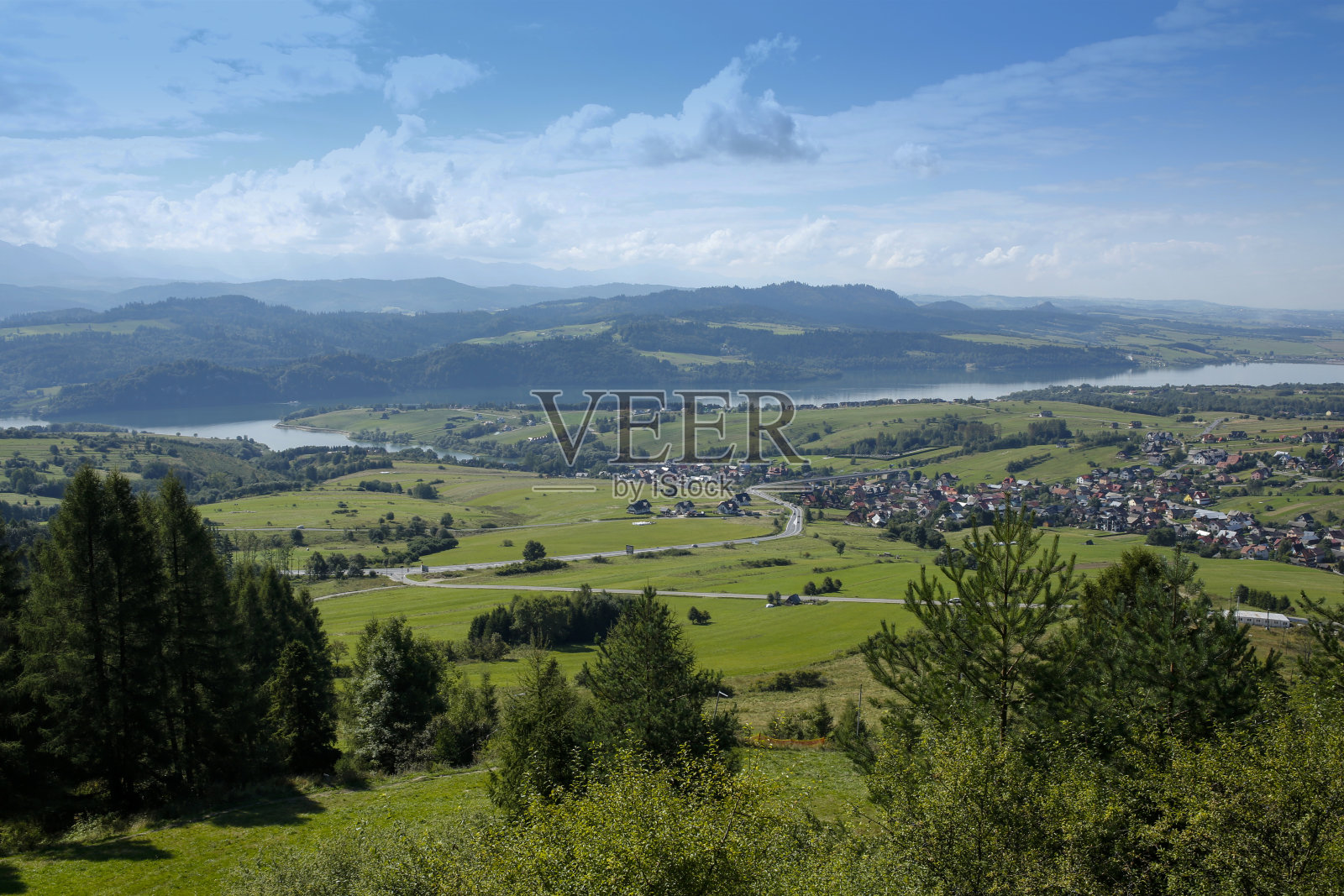 从波兰Kluszkowce的Wdzar山看到的Pieniny山和Czorsztynskie湖照片摄影图片