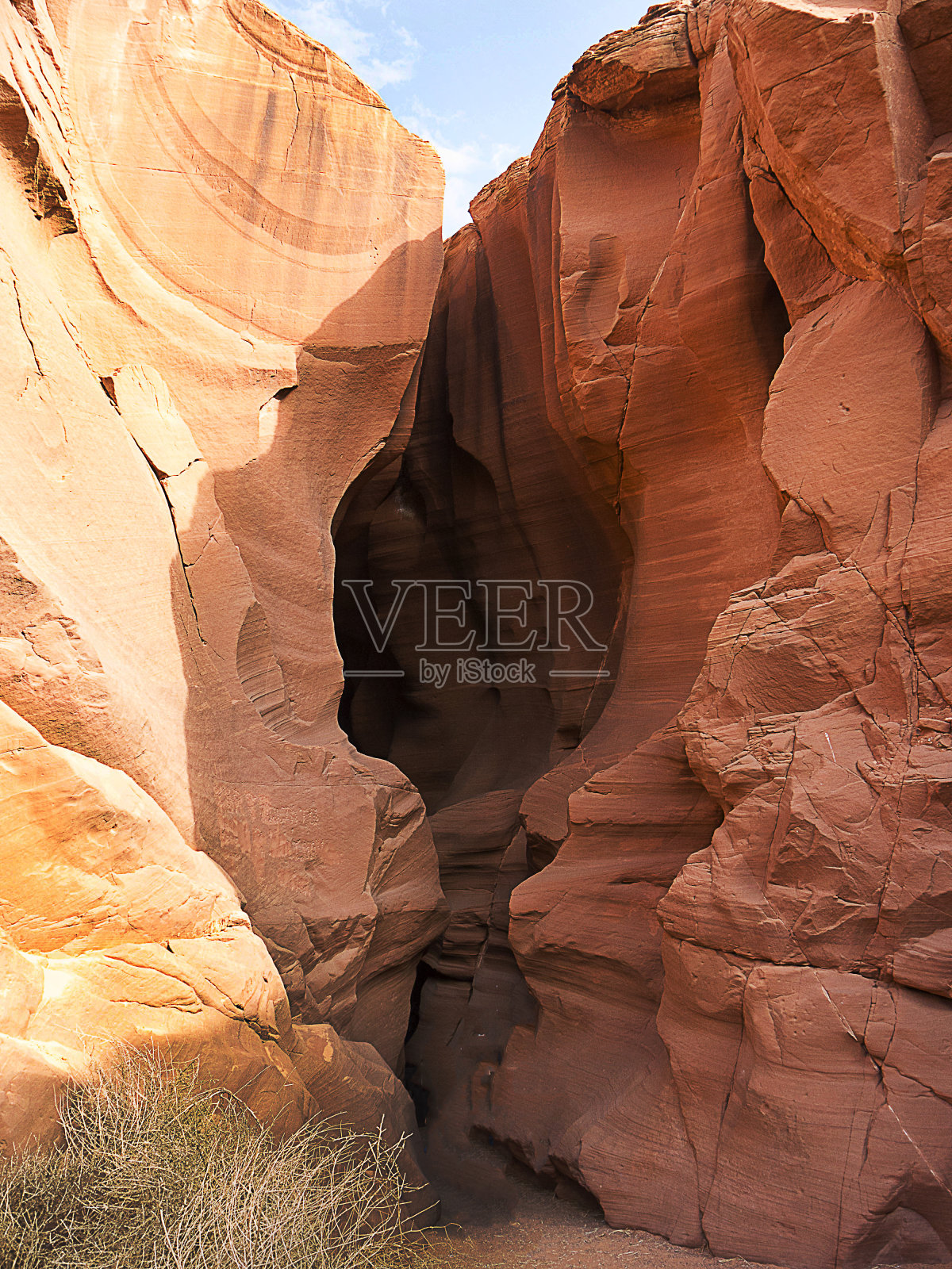 探索羚羊峡谷的自然奇观，一个砂岩槽峡谷雕刻了千古洪水照片摄影图片