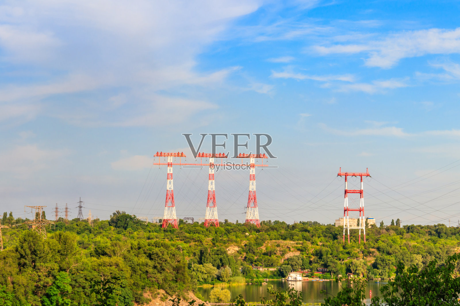 高压电线横跨第聂伯河上的霍特齐亚岛，在乌克兰的Zaporizhia照片摄影图片