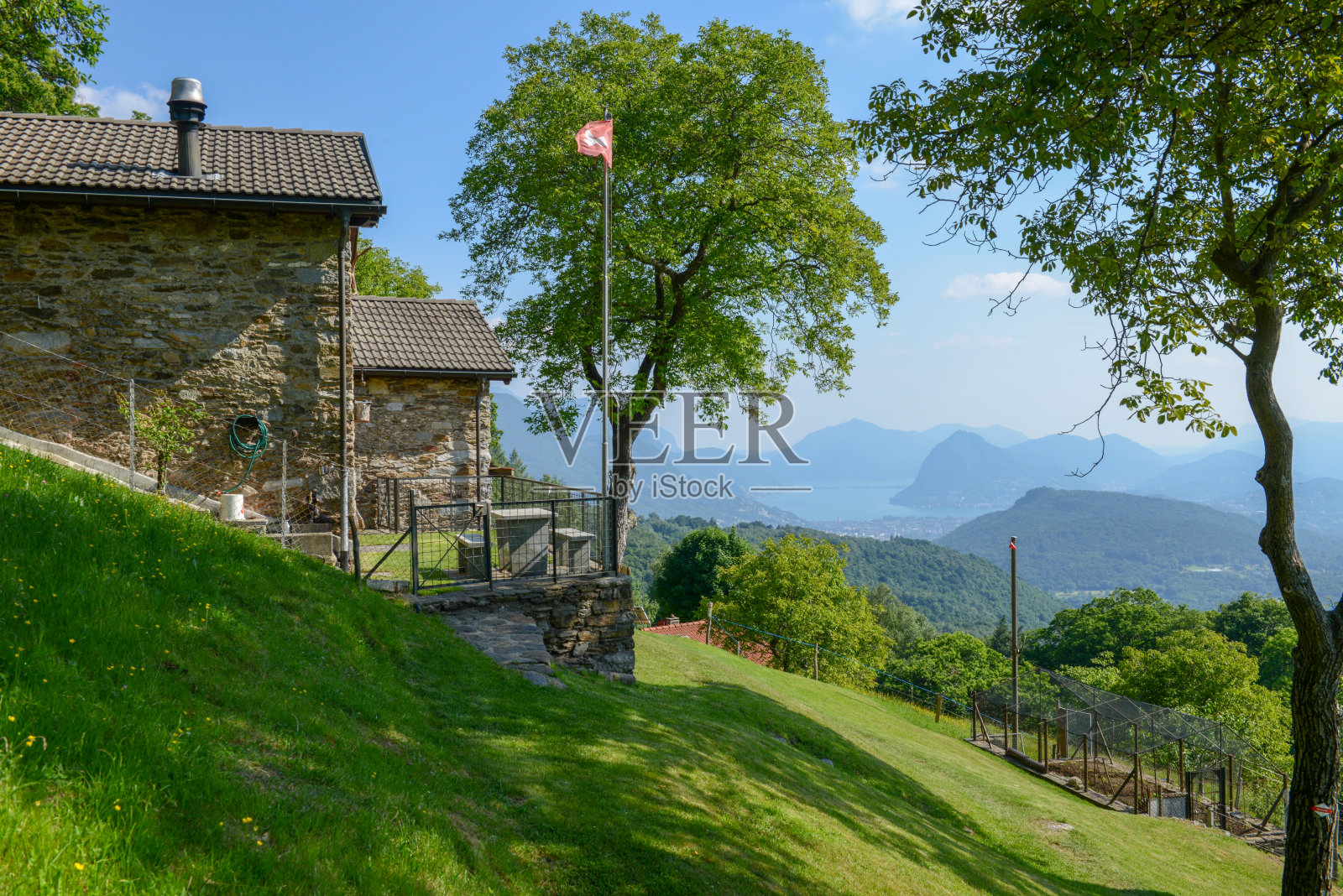 瑞士卢加诺卡布里阿斯卡山谷的乡村住宅景观照片摄影图片