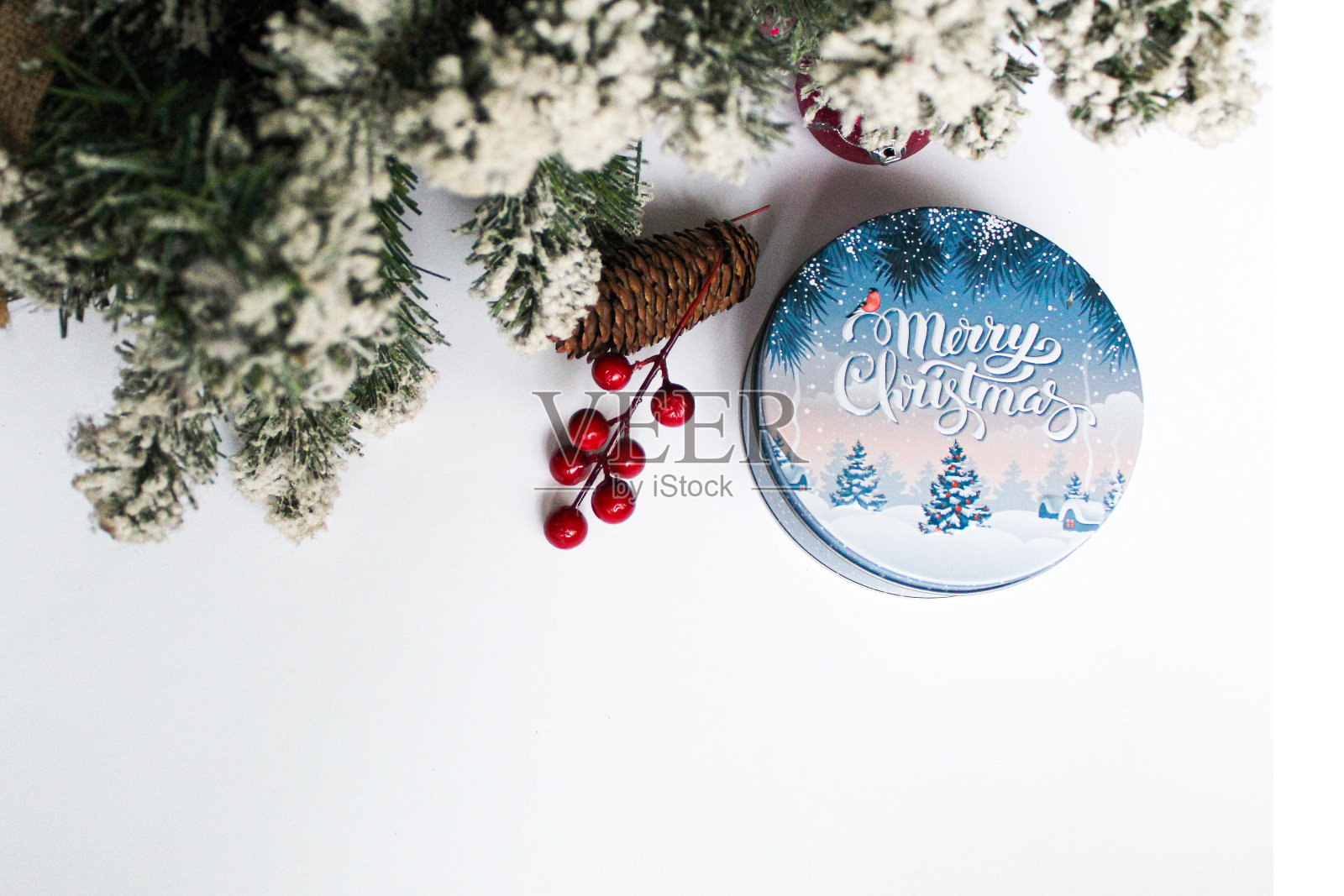 白色背景上的圣诞装饰。圣诞礼物盒子。本空间照片摄影图片