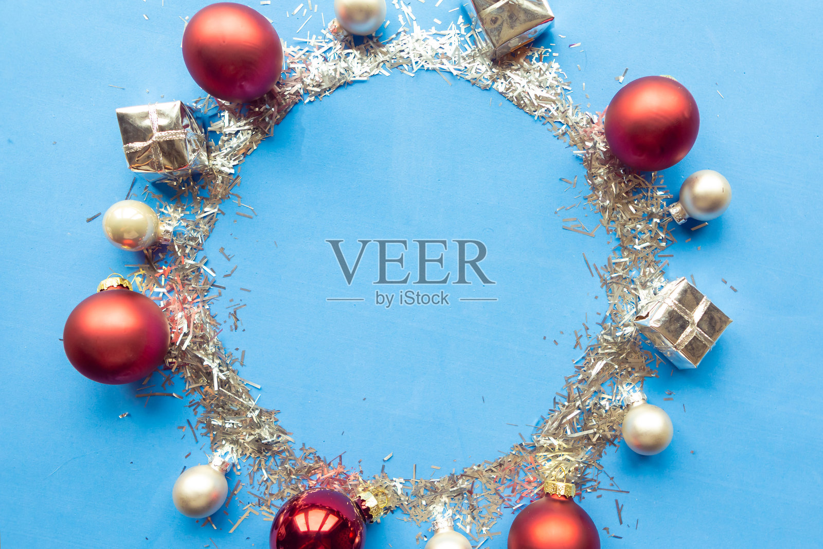 圣诞框架与装饰在蓝色的背景，复制空间的文本。圣诞快乐，恭贺新禧照片摄影图片