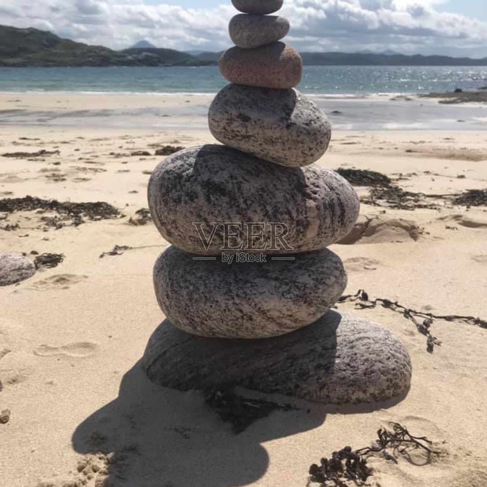 苏格兰海滩上的岩石雕像照片摄影图片