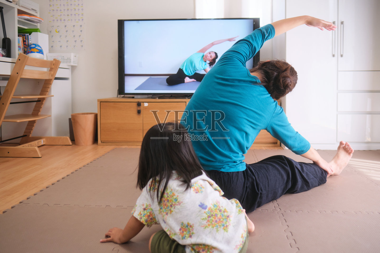 妇女运动与看电视的孩子照片摄影图片
