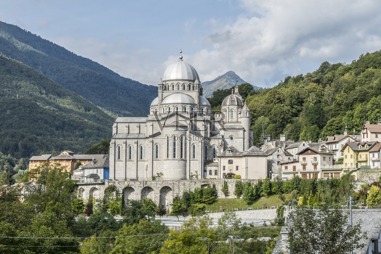 雷镇有美丽的圣所。照片摄影图片