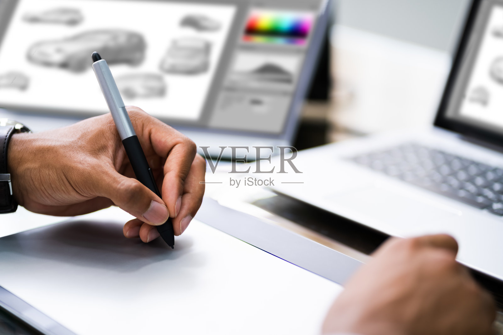 使用笔记本电脑的非裔美国设计师照片摄影图片