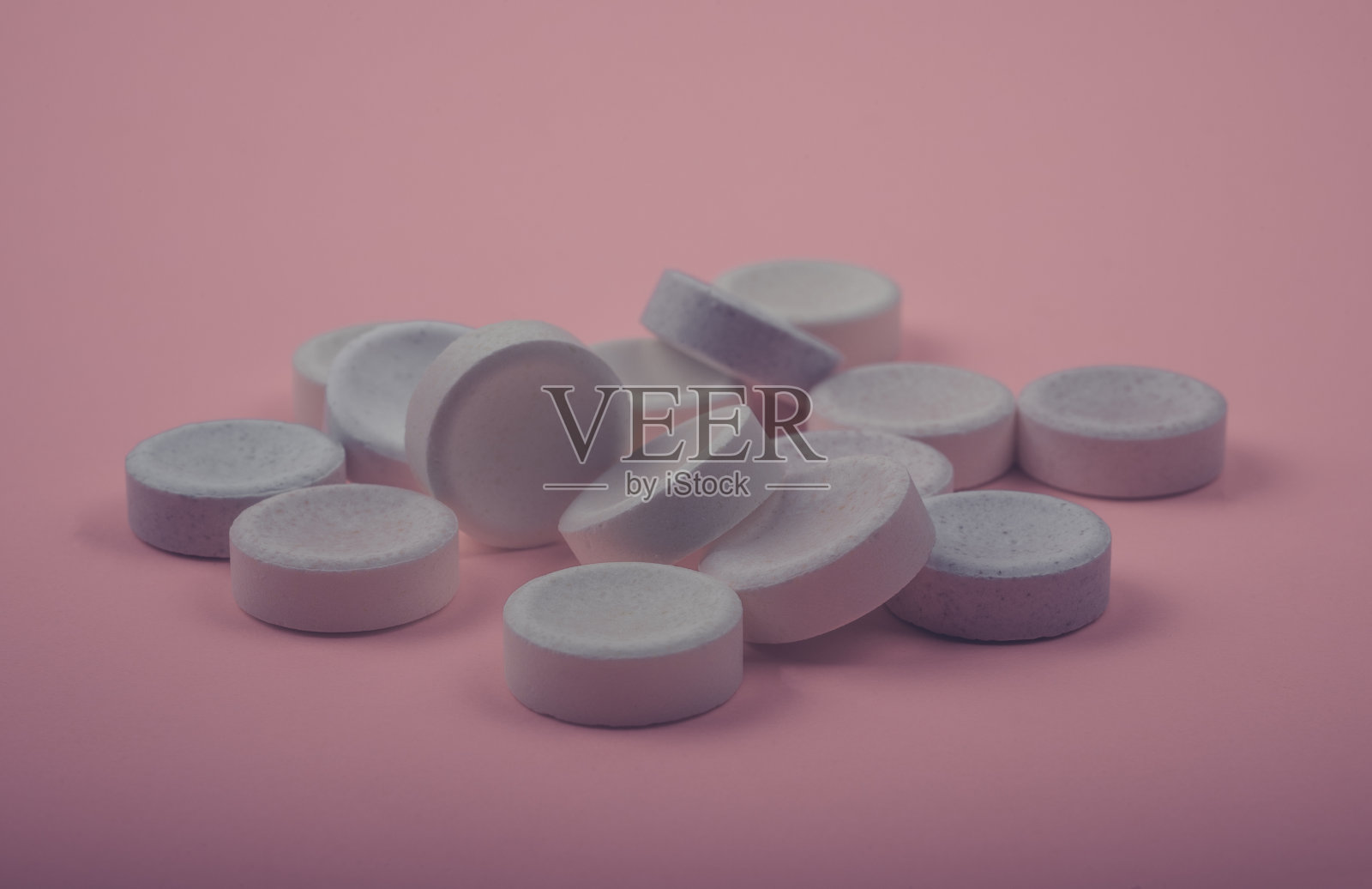 许多片(丸)在粉红色的背景。照片摄影图片