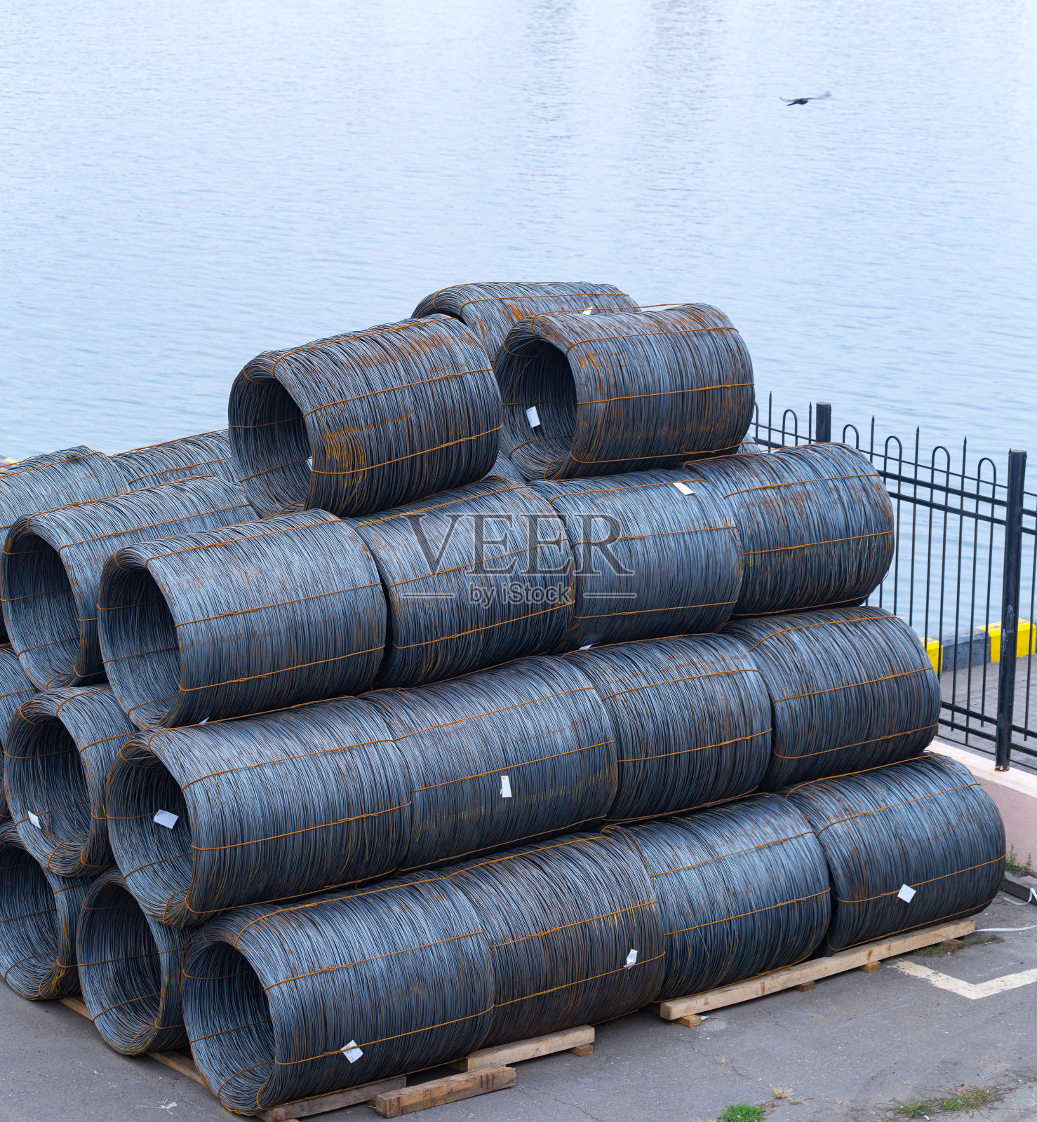 低碳钢线材，热轧拉钢线材直径为12毫米或半英寸卷成。重工业产品港口货运。进出口活动。照片摄影图片