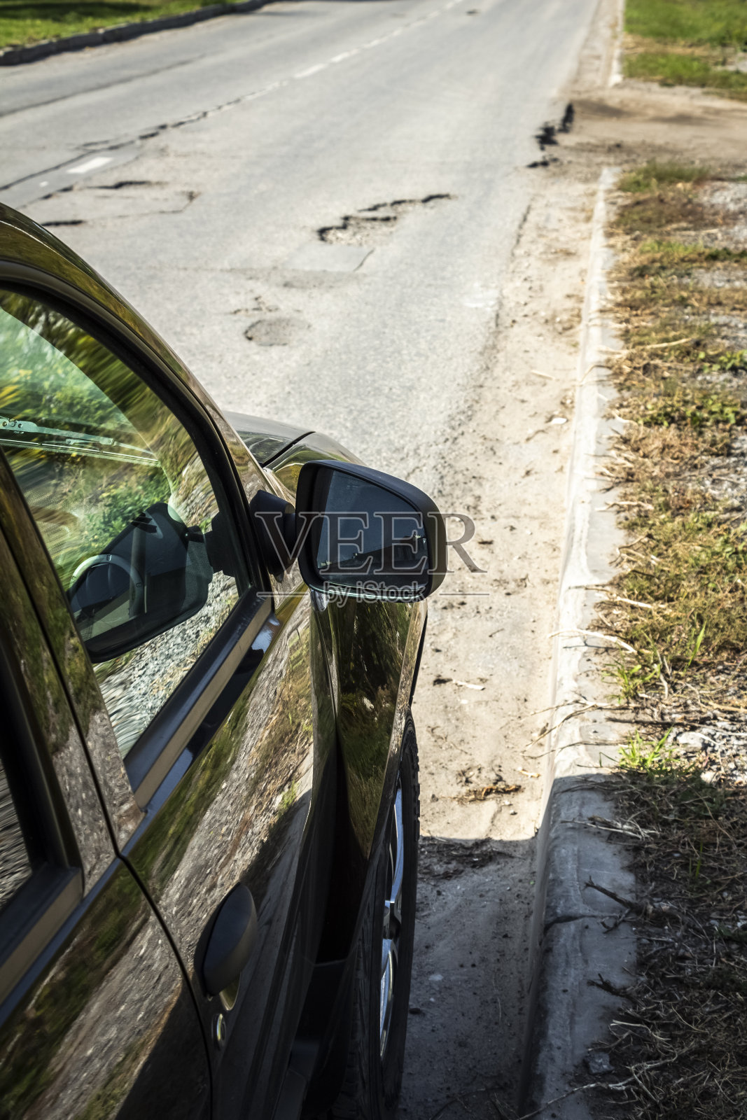 客车正站在边线上照片摄影图片