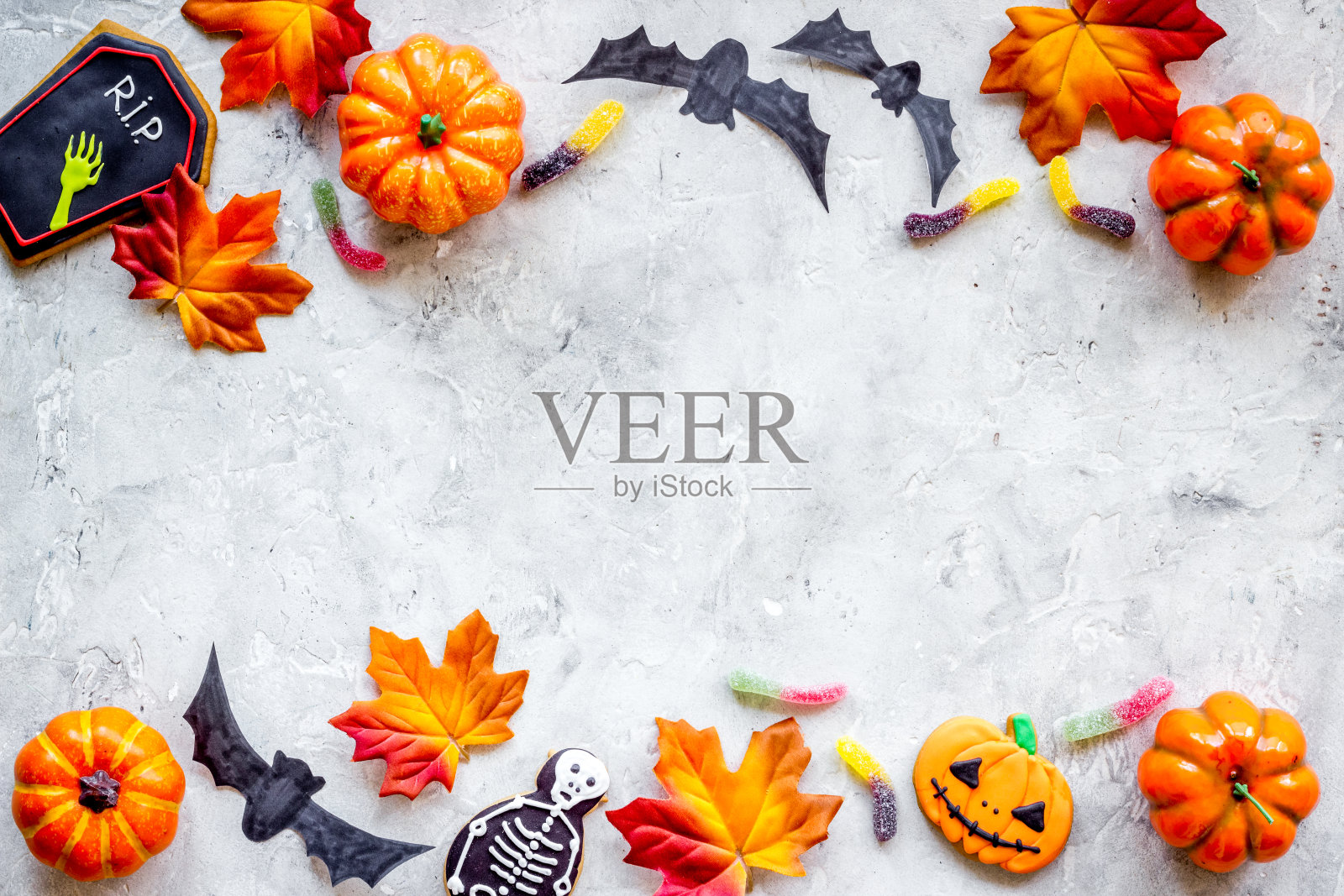 万圣节节日装饰南瓜，饼干和糖果俯视图照片摄影图片