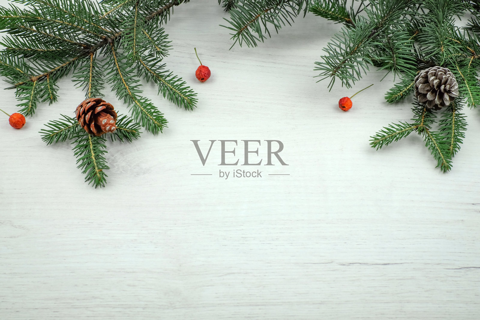 圣诞装饰用冷杉枝，松果和红浆果在木板上，顶视图与拷贝空间照片摄影图片