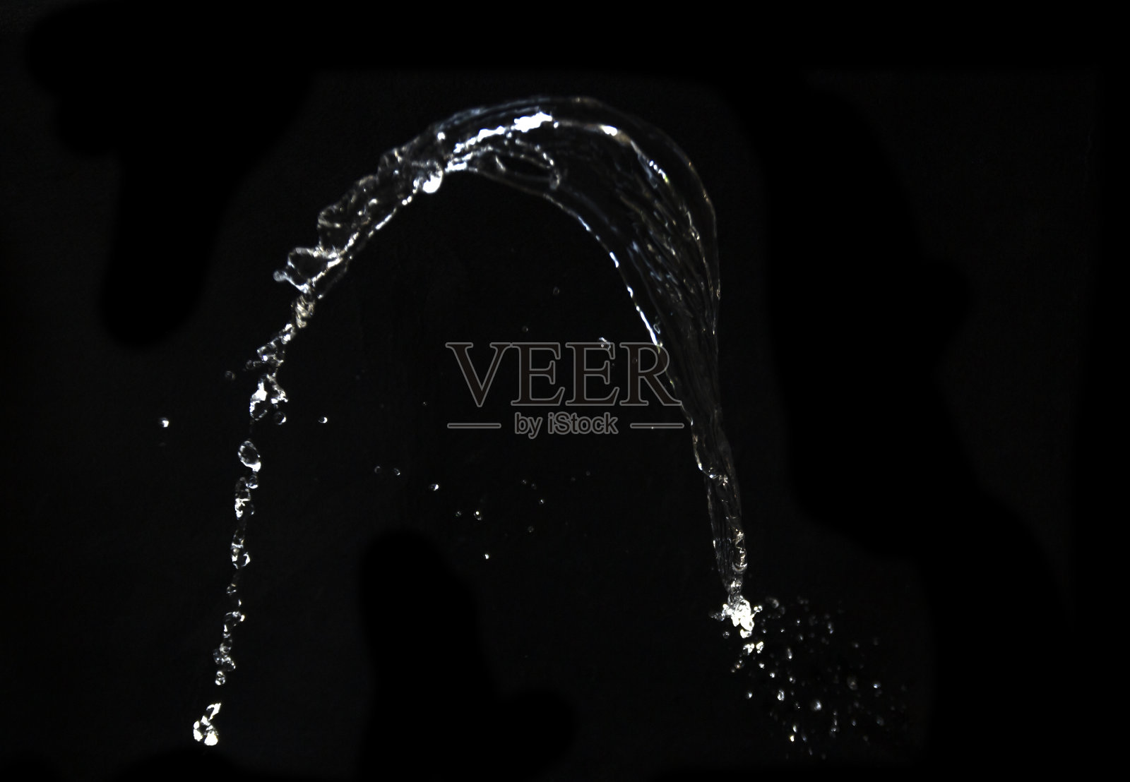黑色背景上的水花照片摄影图片