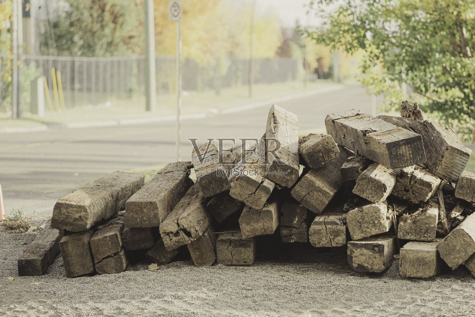 废弃铁路枕木堆照片摄影图片