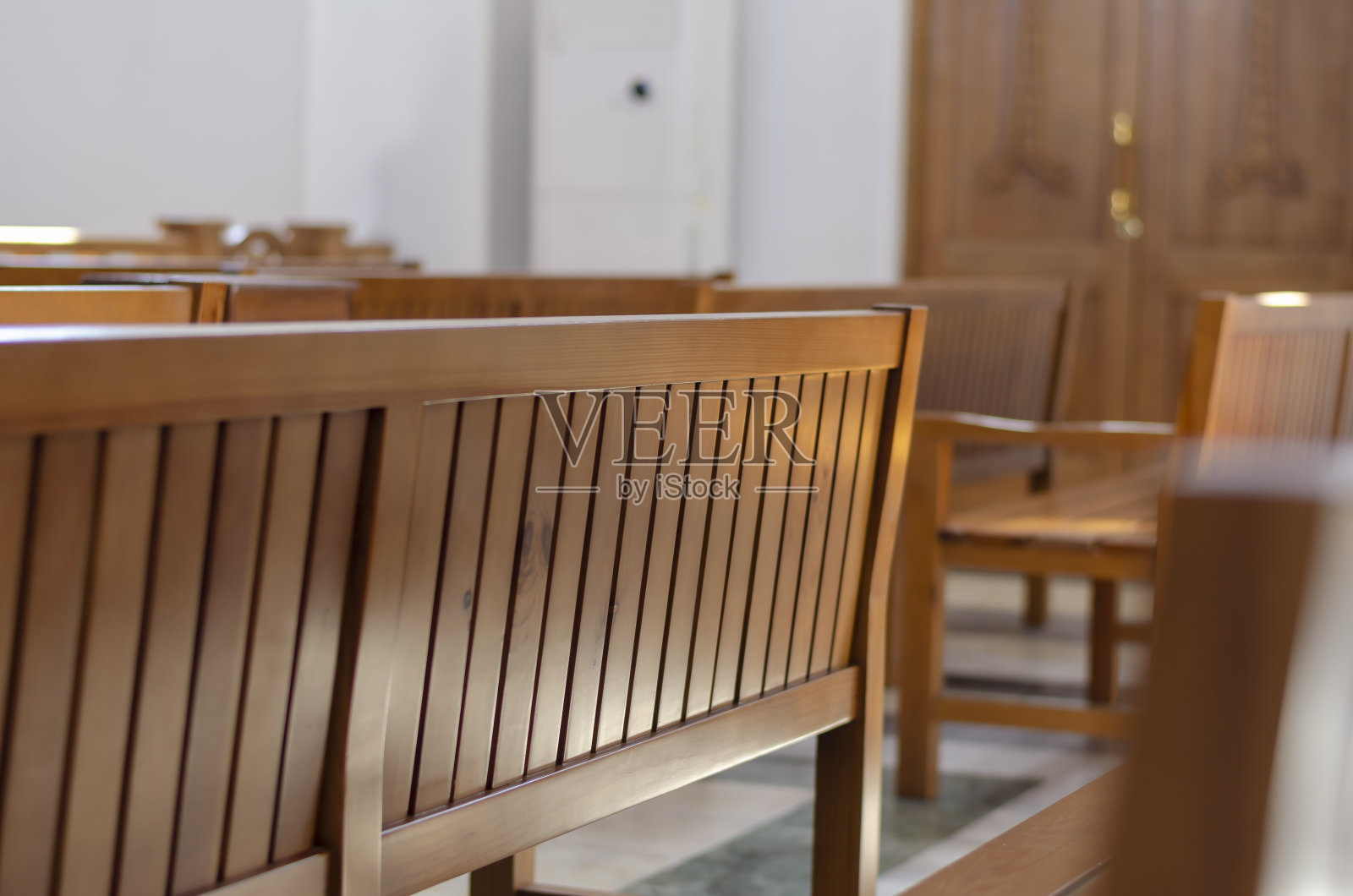 小教堂里一排排的空长椅。照片摄影图片