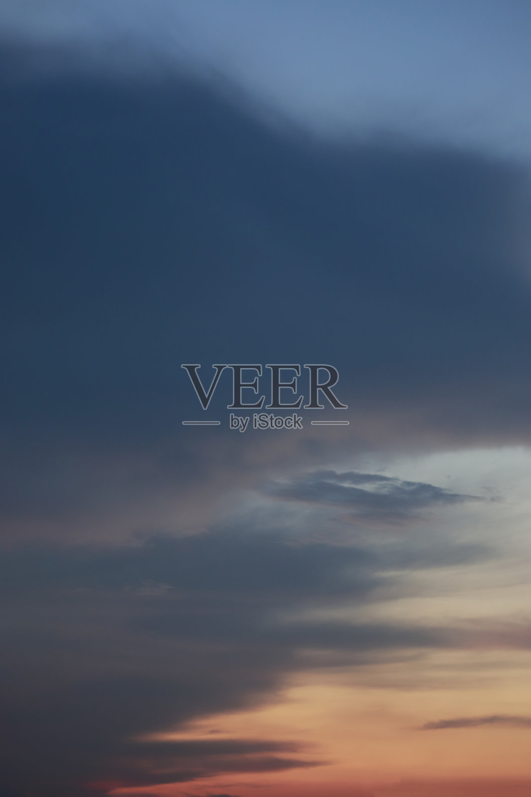 天空中有云，早晨有云，傍晚有云。照片摄影图片