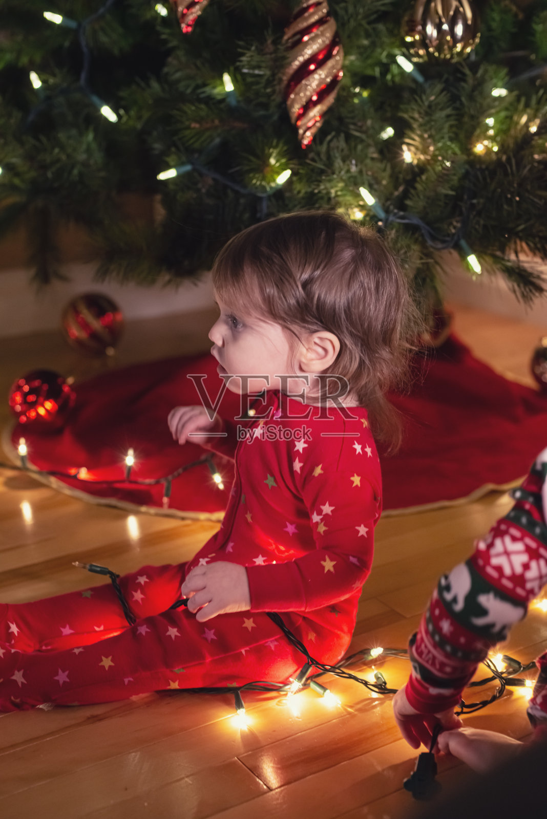 哥哥和妹妹装饰圣诞树照片摄影图片