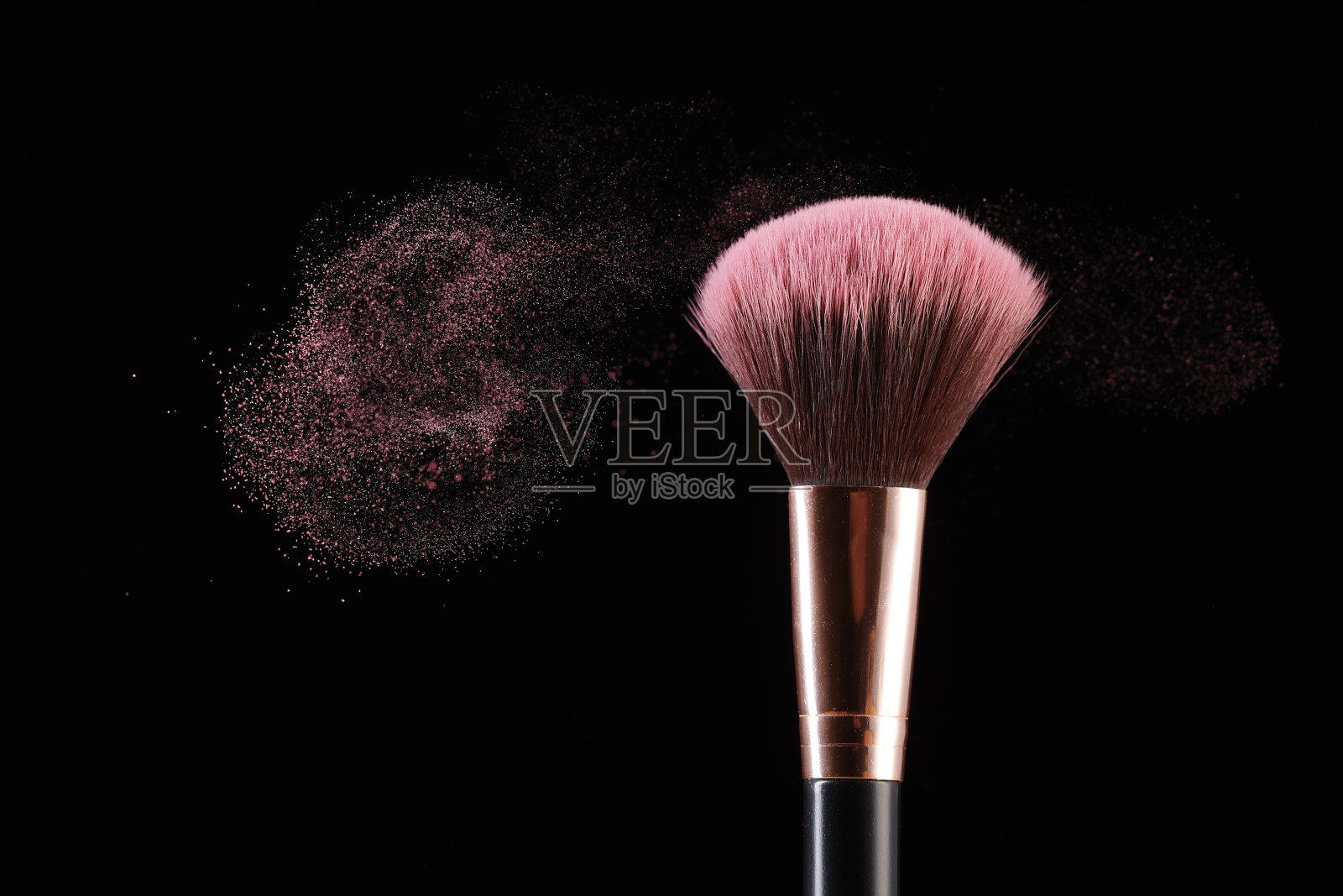 化妆刷和灰尘。照片摄影图片