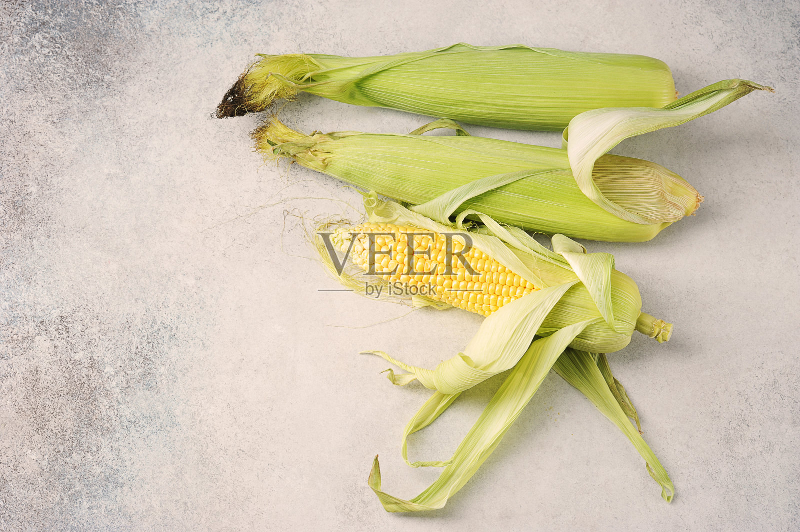 灰色背景上的玉米棒子照片摄影图片