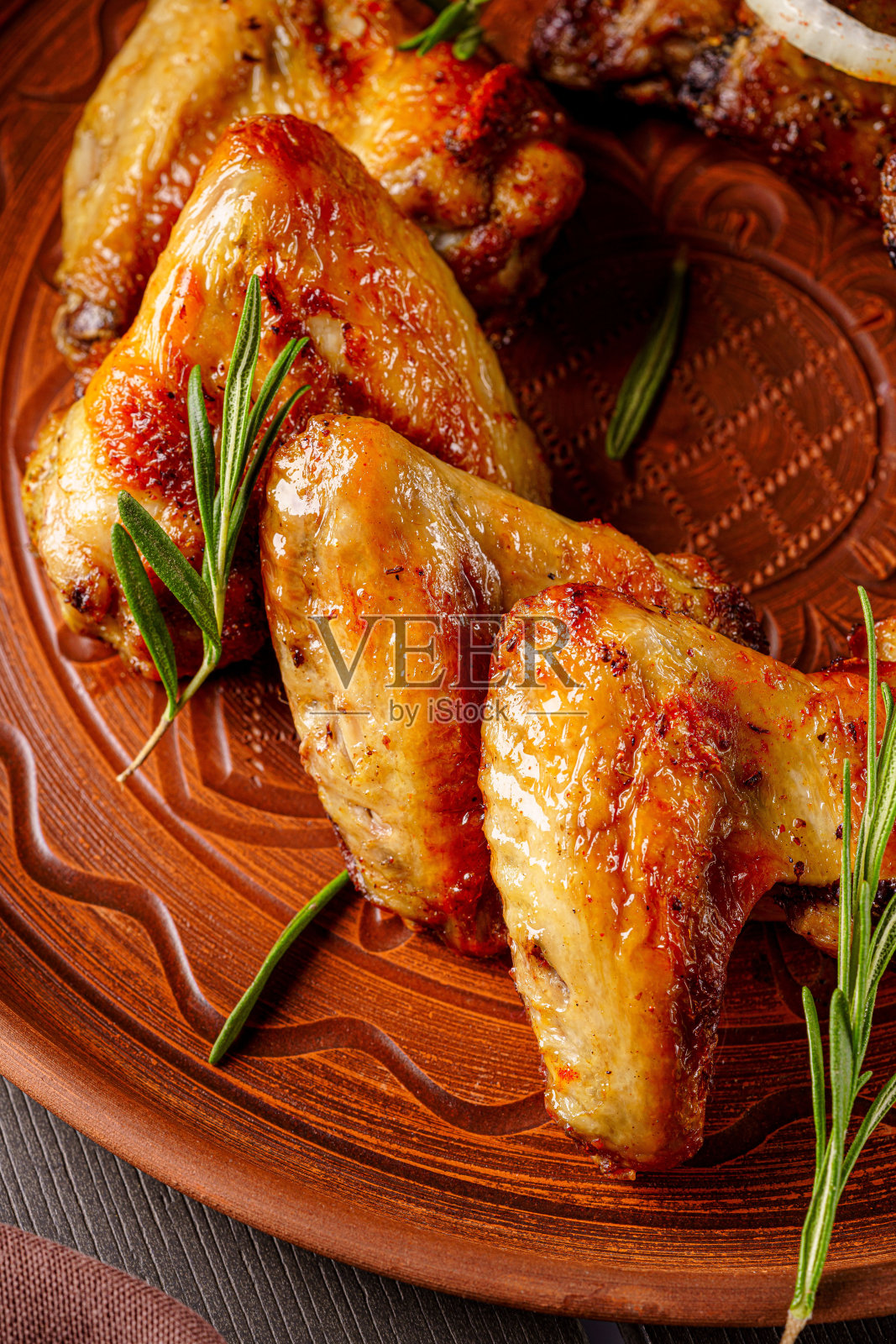 土耳其菜。盘子里有炸鸡翅和羊排骨。在餐馆里供应食物。的背景图片。照片摄影图片