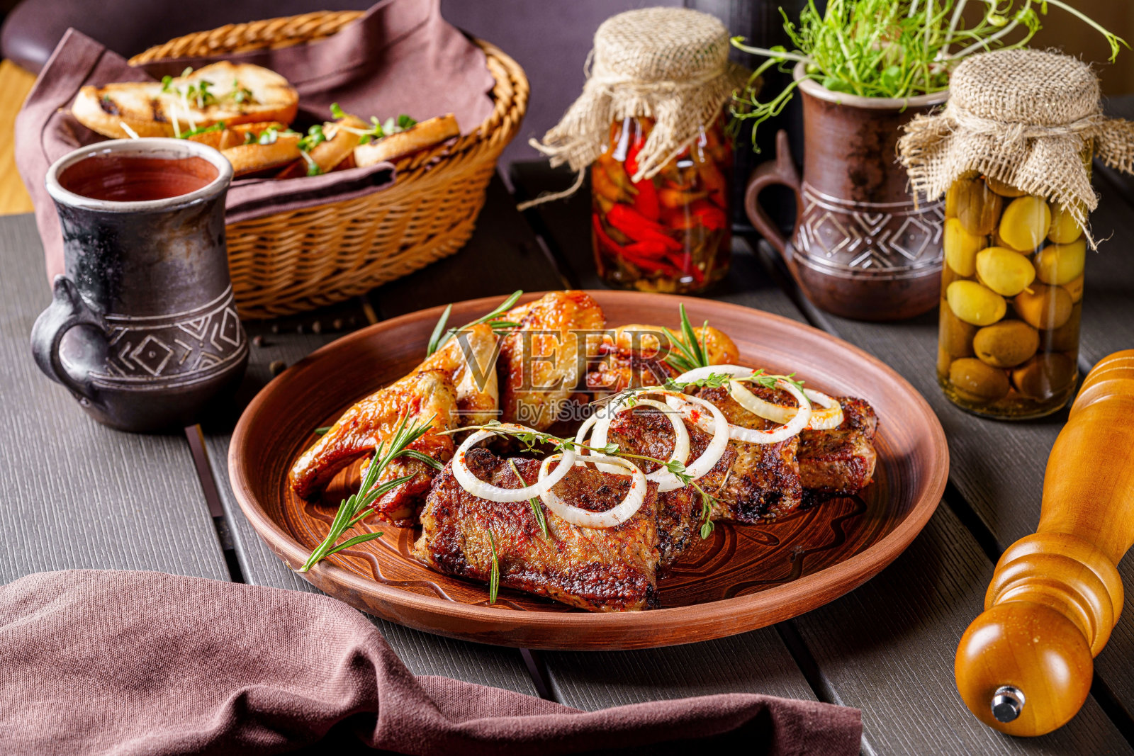 土耳其菜。盘子里有炸鸡翅和羊排骨。在餐馆里供应食物。的背景图片。照片摄影图片