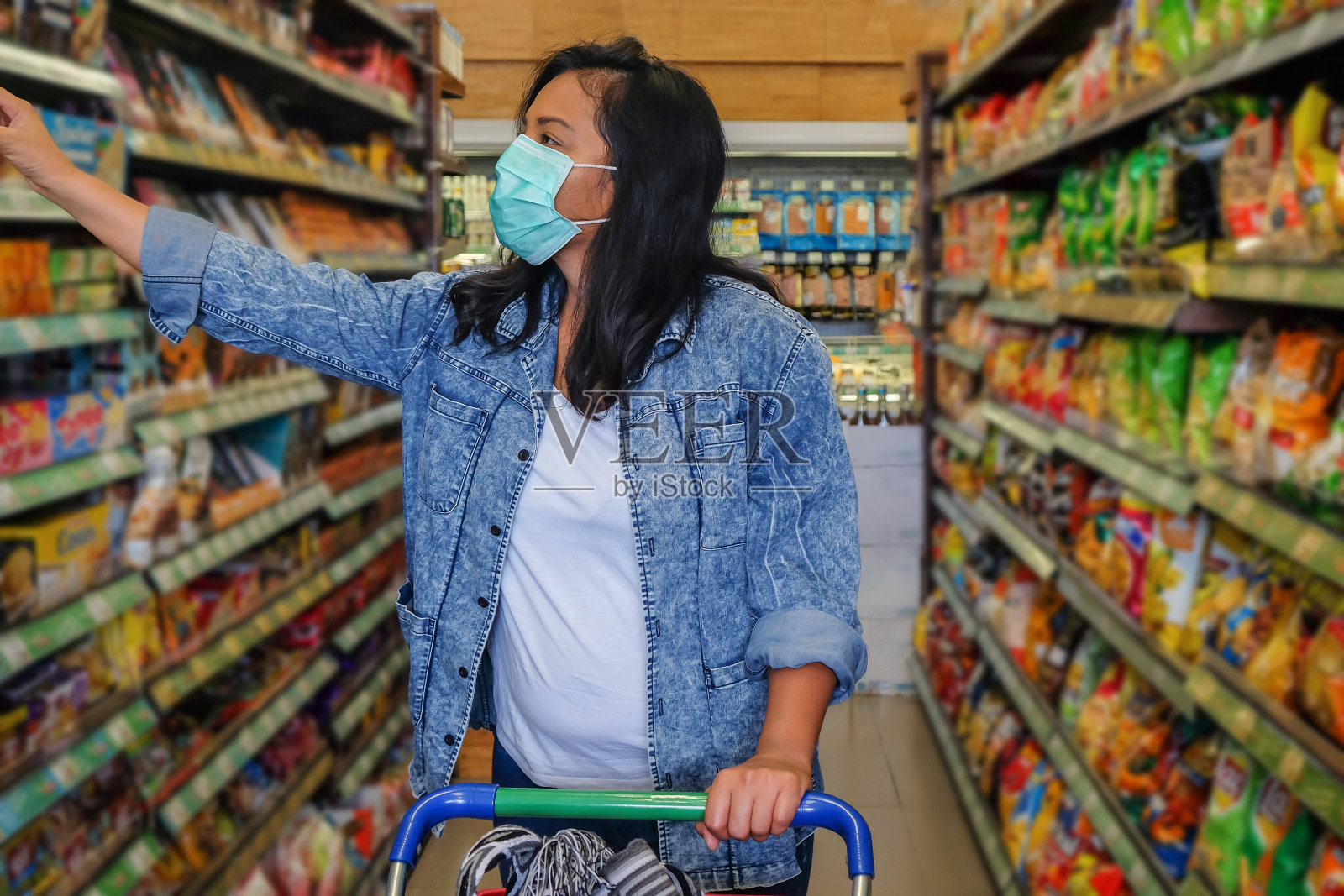 印度女性消费者在购物时选择名牌照片摄影图片