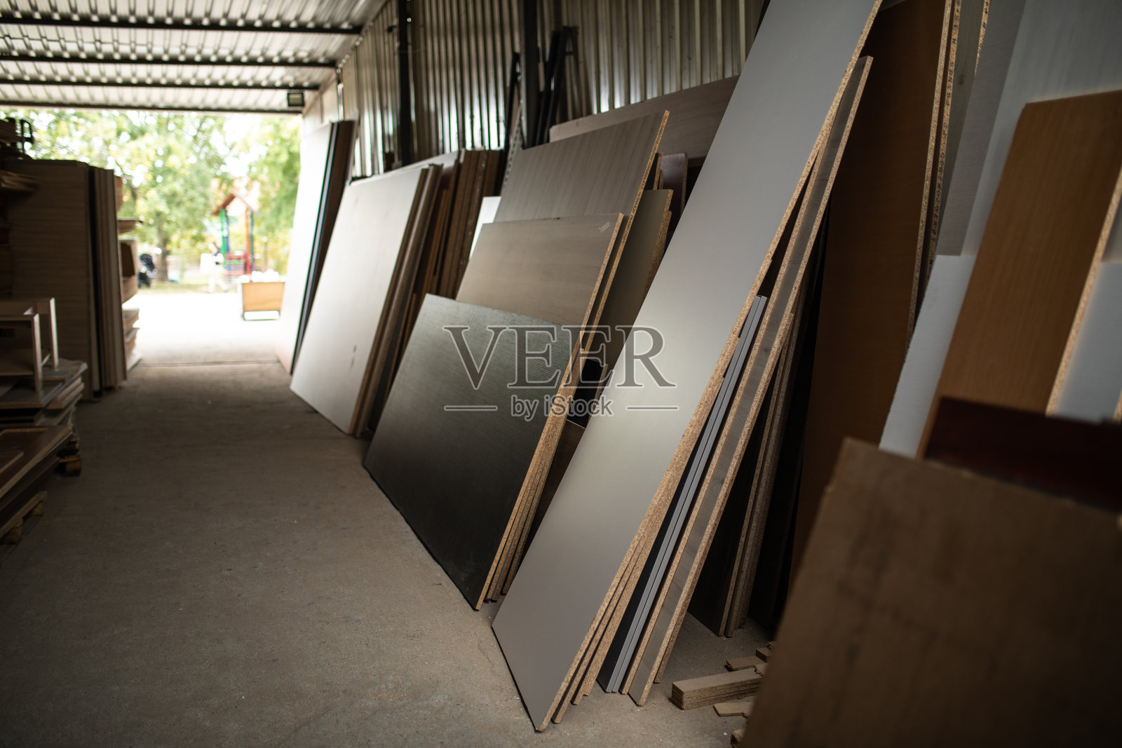 木工公司仓库堆放的胶合板照片摄影图片