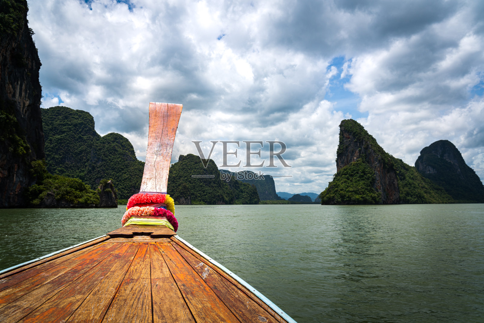 乘船游览美丽的岛屿-旅游概念。照片摄影图片