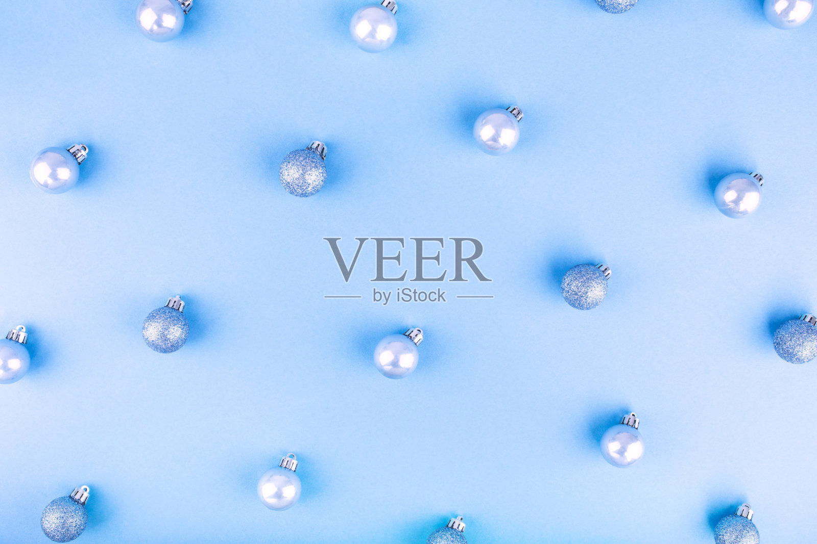 蓝色圣诞球图案。美丽的圣诞节日装饰在当代时尚的蓝色在蓝色的背景。照片摄影图片