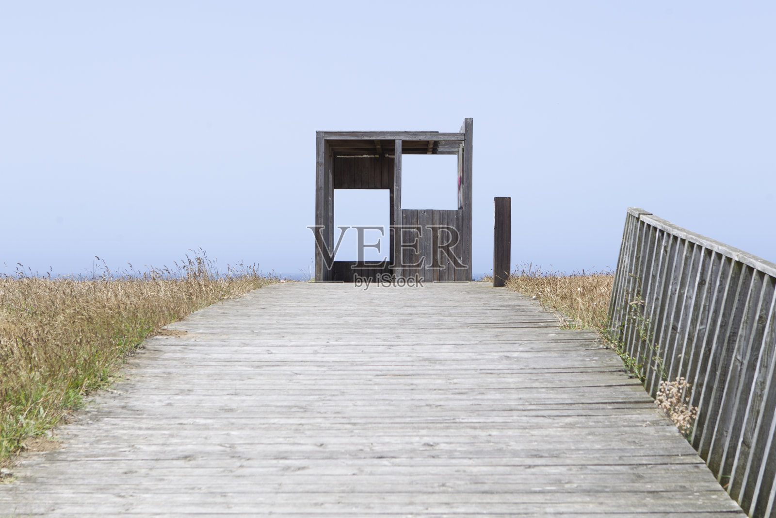 木栈道，背景是小屋照片摄影图片