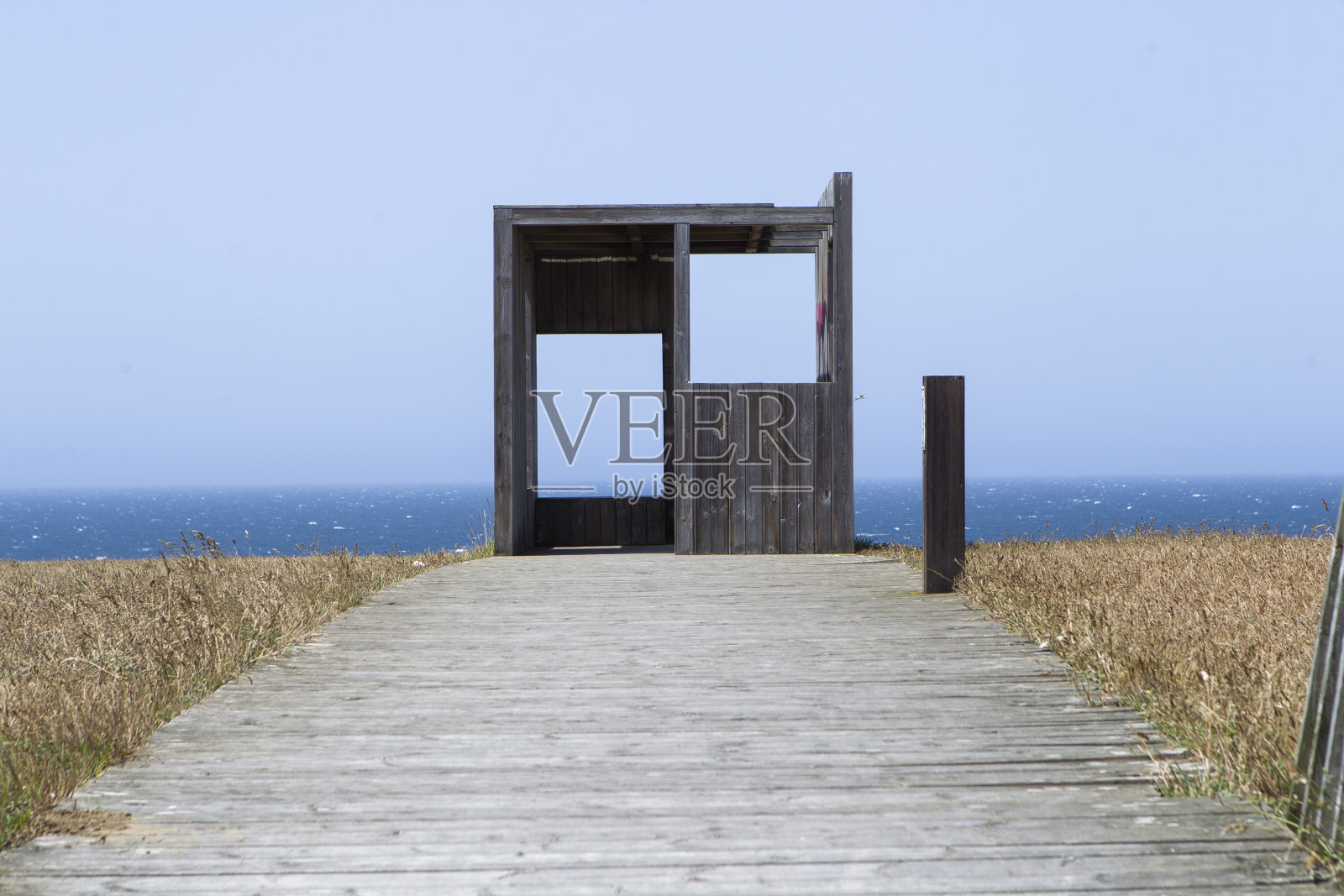 木栈道，背景是小屋照片摄影图片