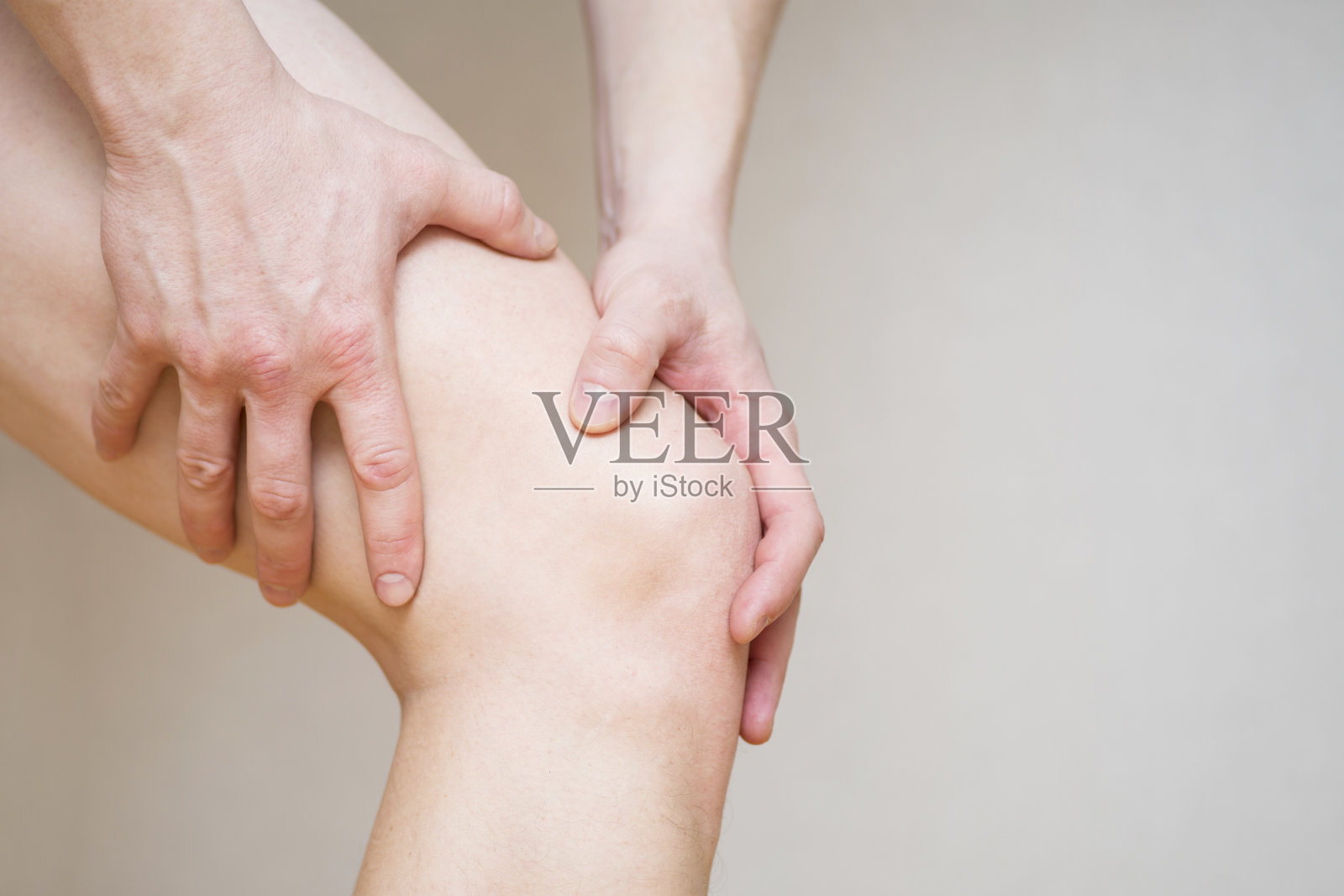 男人膝盖疼。卫生保健的概念。膝盖疼痛的人照片摄影图片