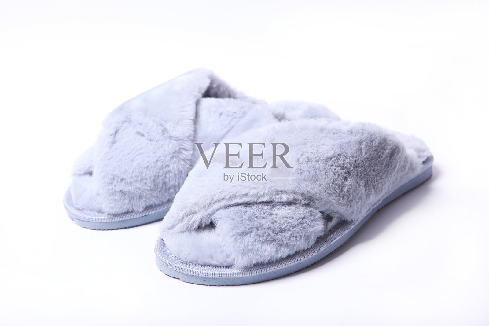 浅色背景上的女式拖鞋。照片摄影图片