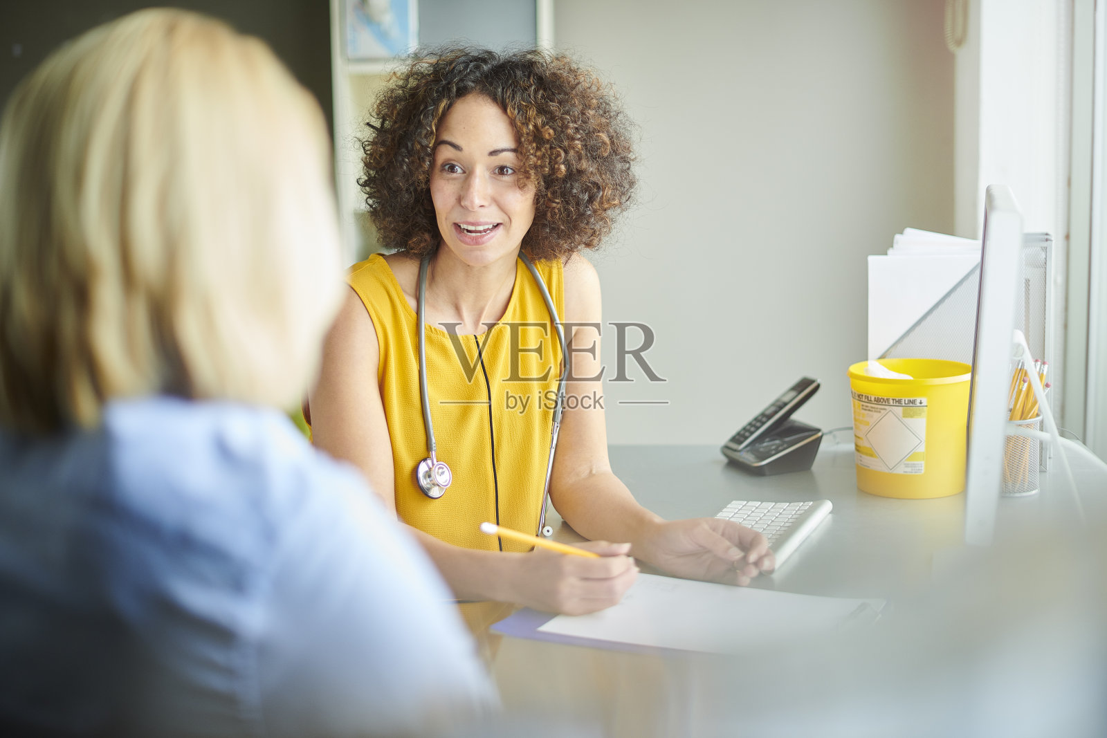 快乐的女医生照片摄影图片