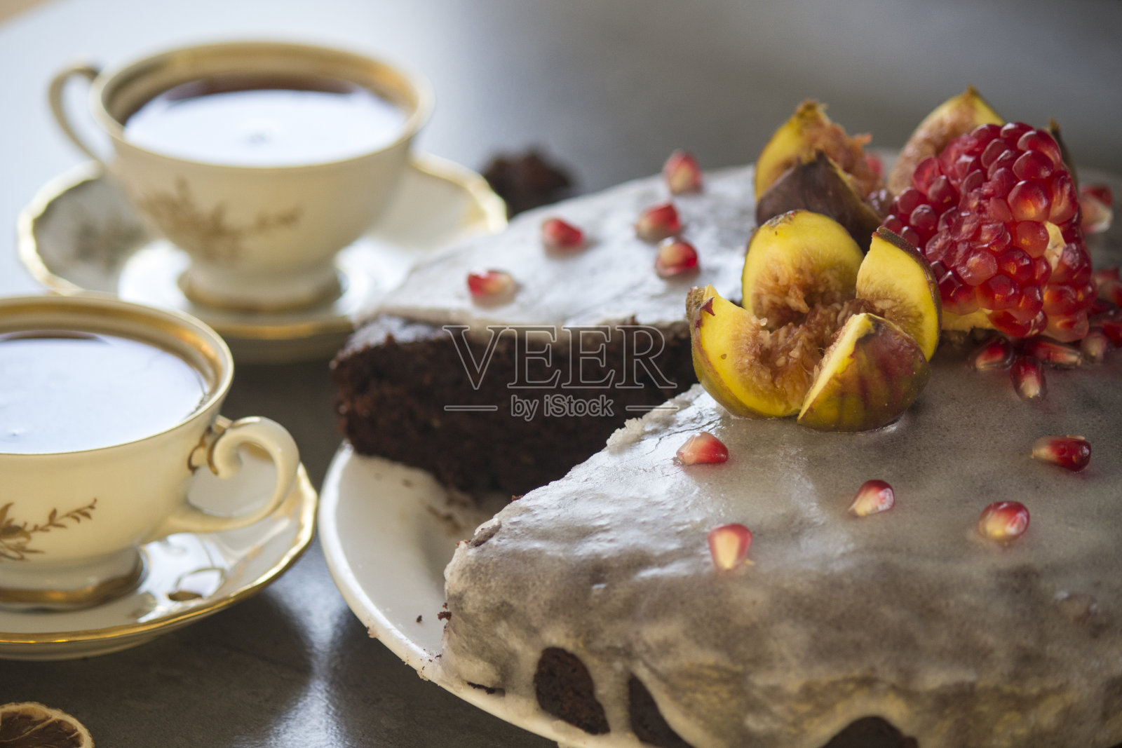 桌子上的红茶和巧克力蛋糕照片摄影图片