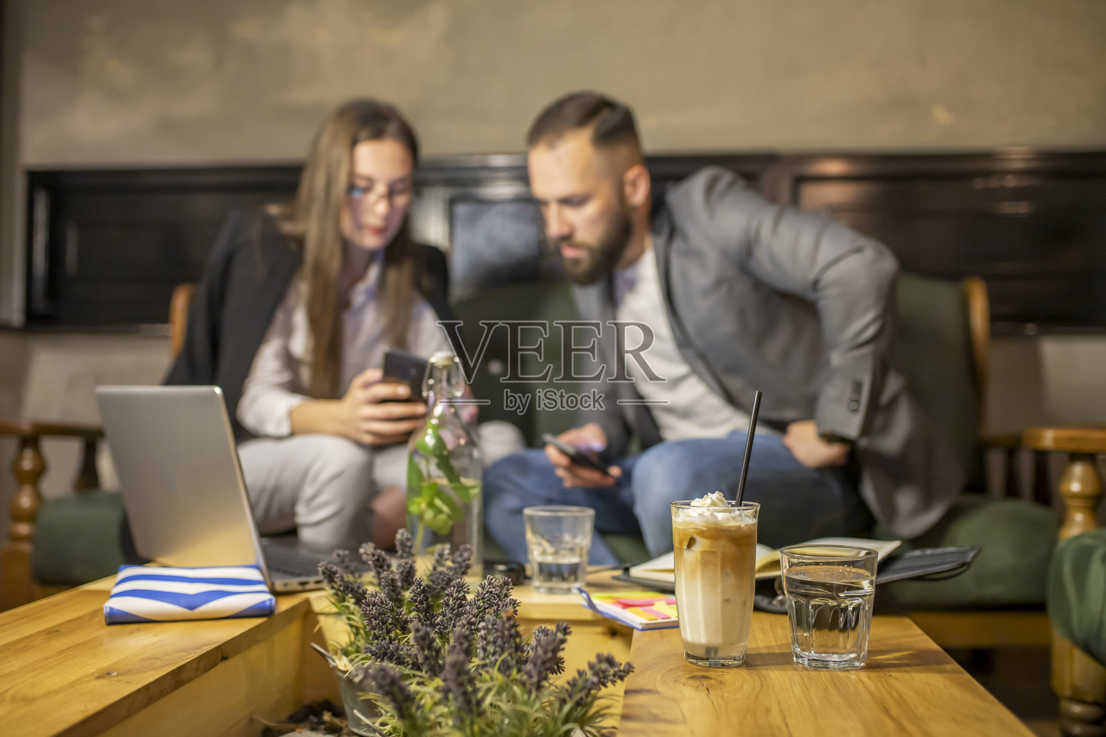 两个从事新项目的自由职业者照片摄影图片