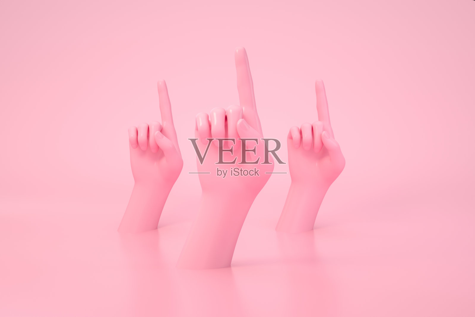 女性手指向上，粉红色背景照片摄影图片