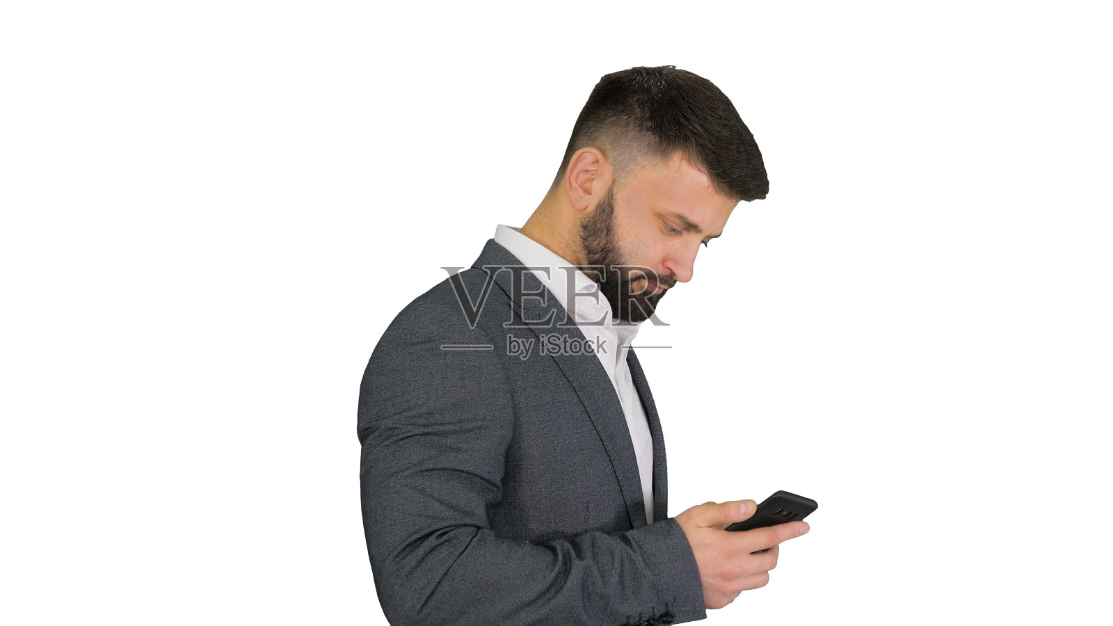 土耳其商人在白色背景下使用智能手机行走照片摄影图片