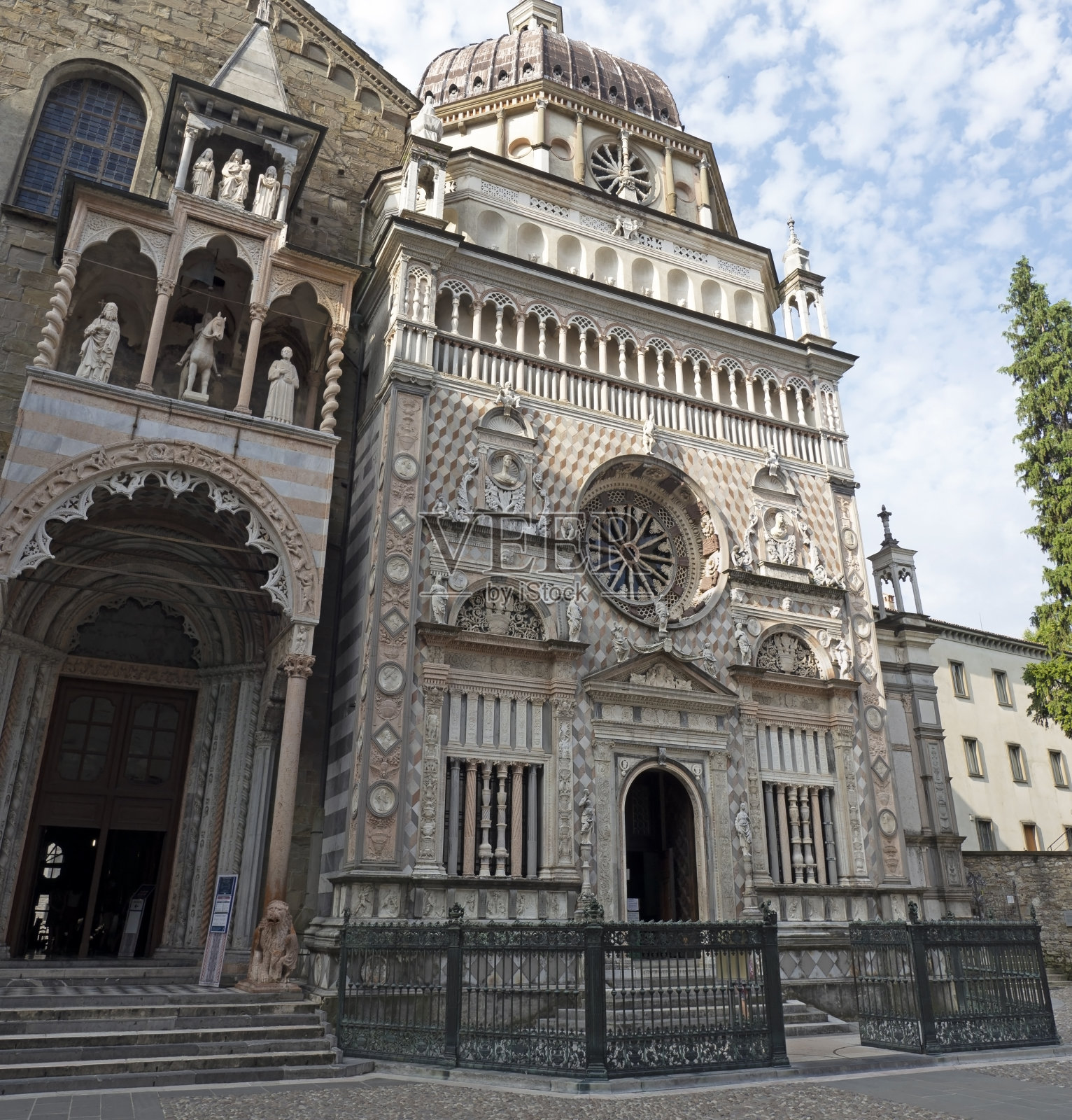意大利贝加莫。旧的小镇。圣玛利亚马乔里大殿和科利奥尼礼拜堂。两个最重要的纪念碑的城市和主要景点的游客。最好的意大利照片摄影图片