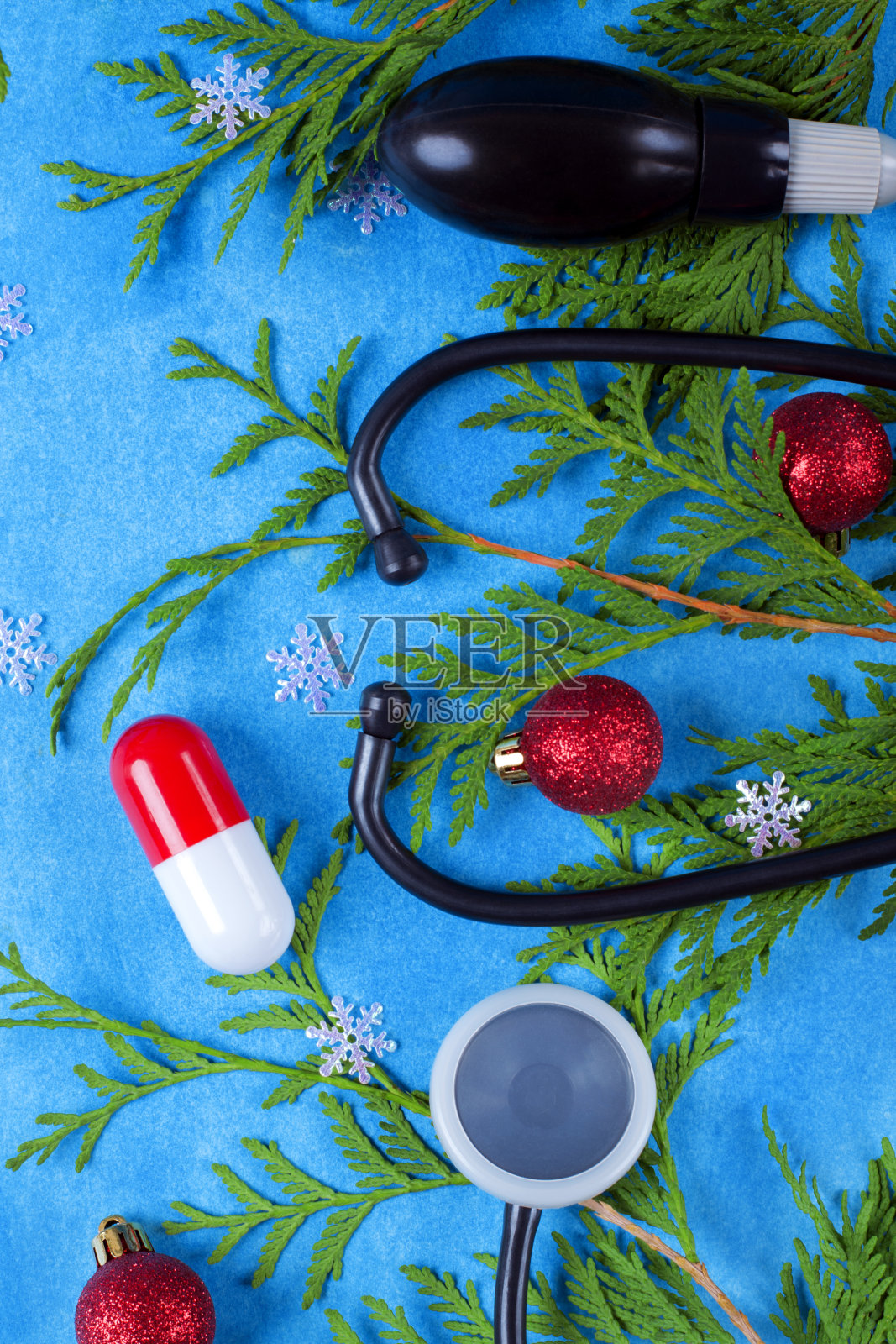 血压计灯泡，听诊器，玩具药丸，小玩意儿和树枝照片摄影图片