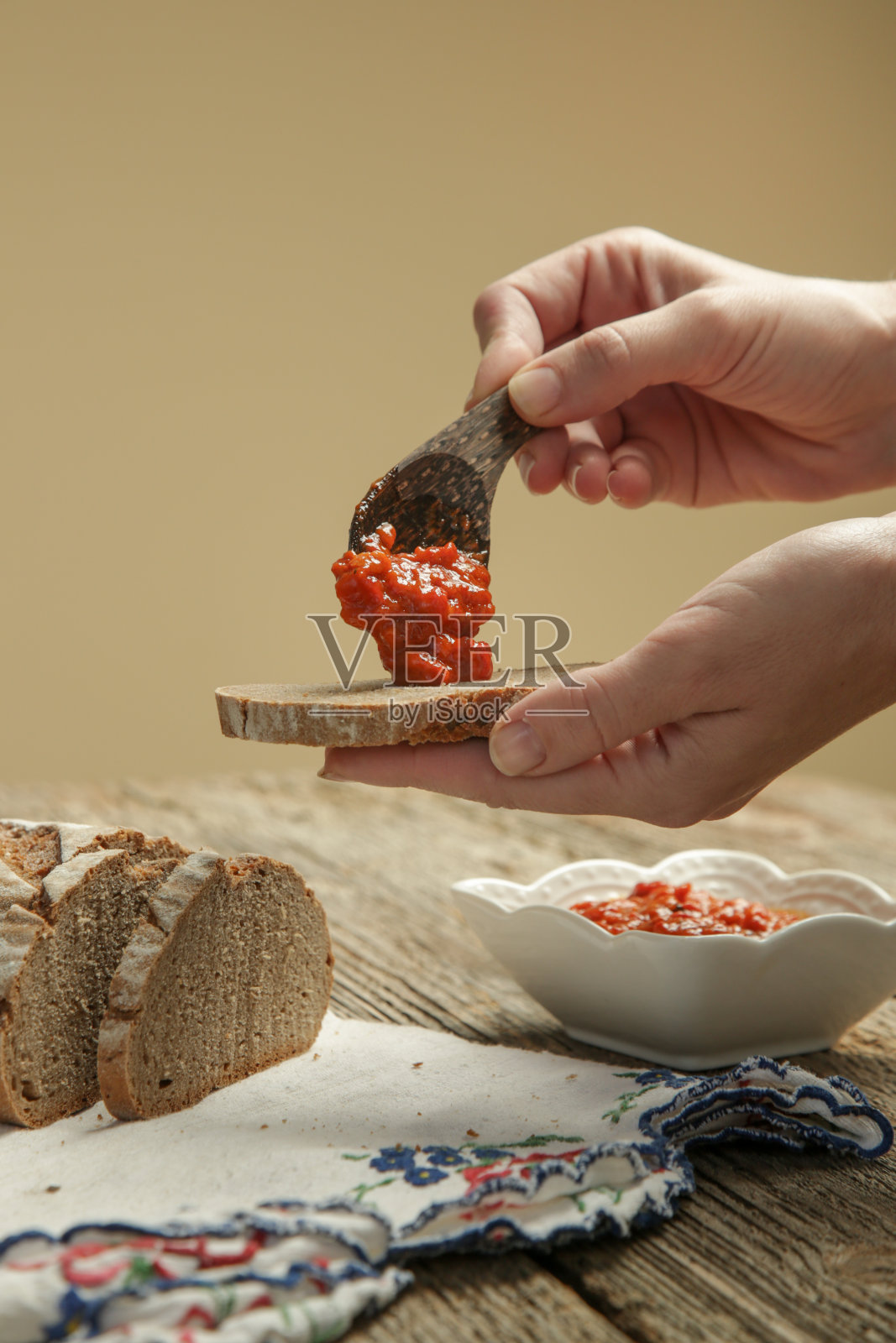 烤蔬菜配面包。自制食品的概念。照片摄影图片