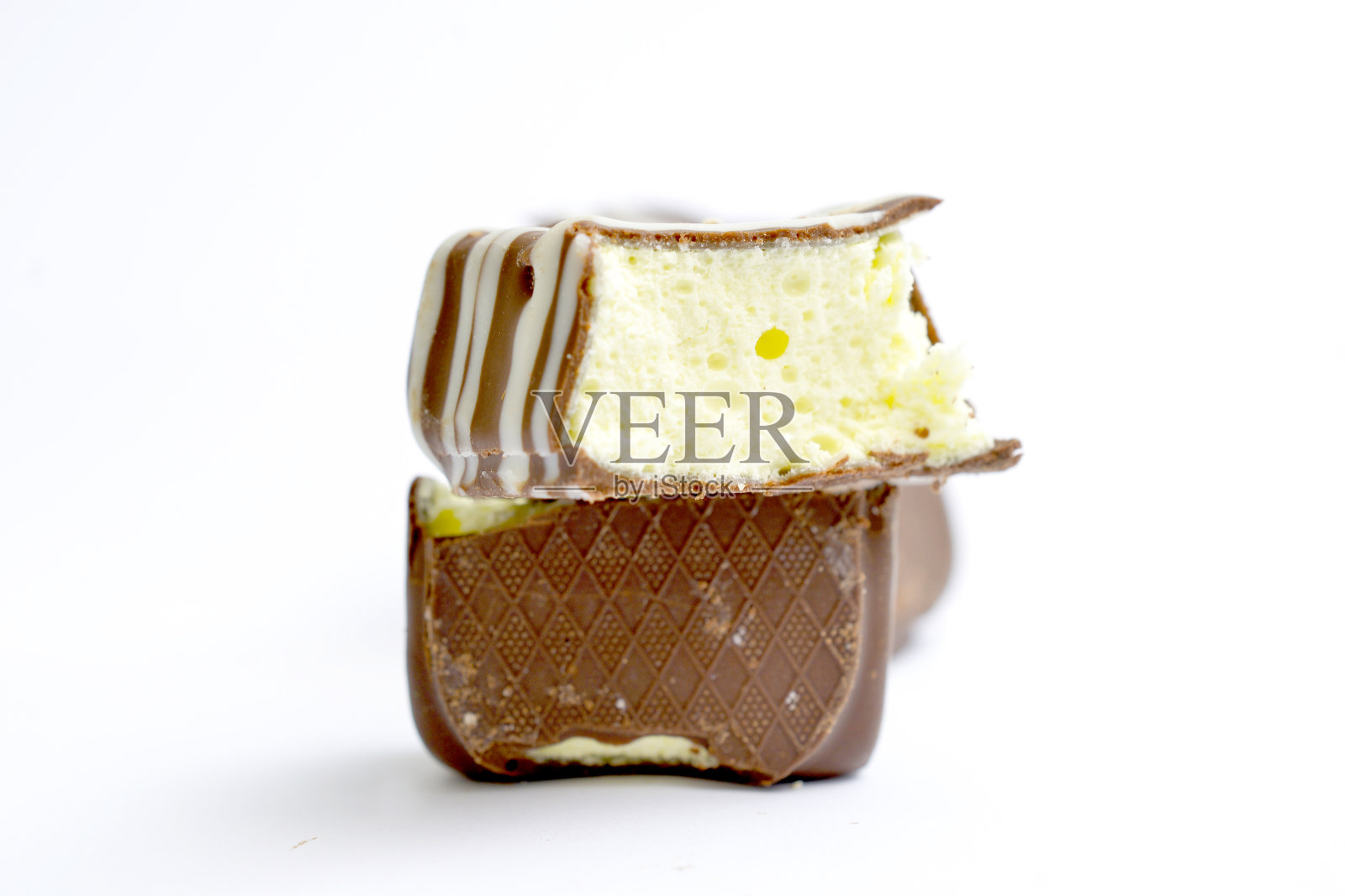 黑巧克力覆盖海绵香蕉奶油照片摄影图片