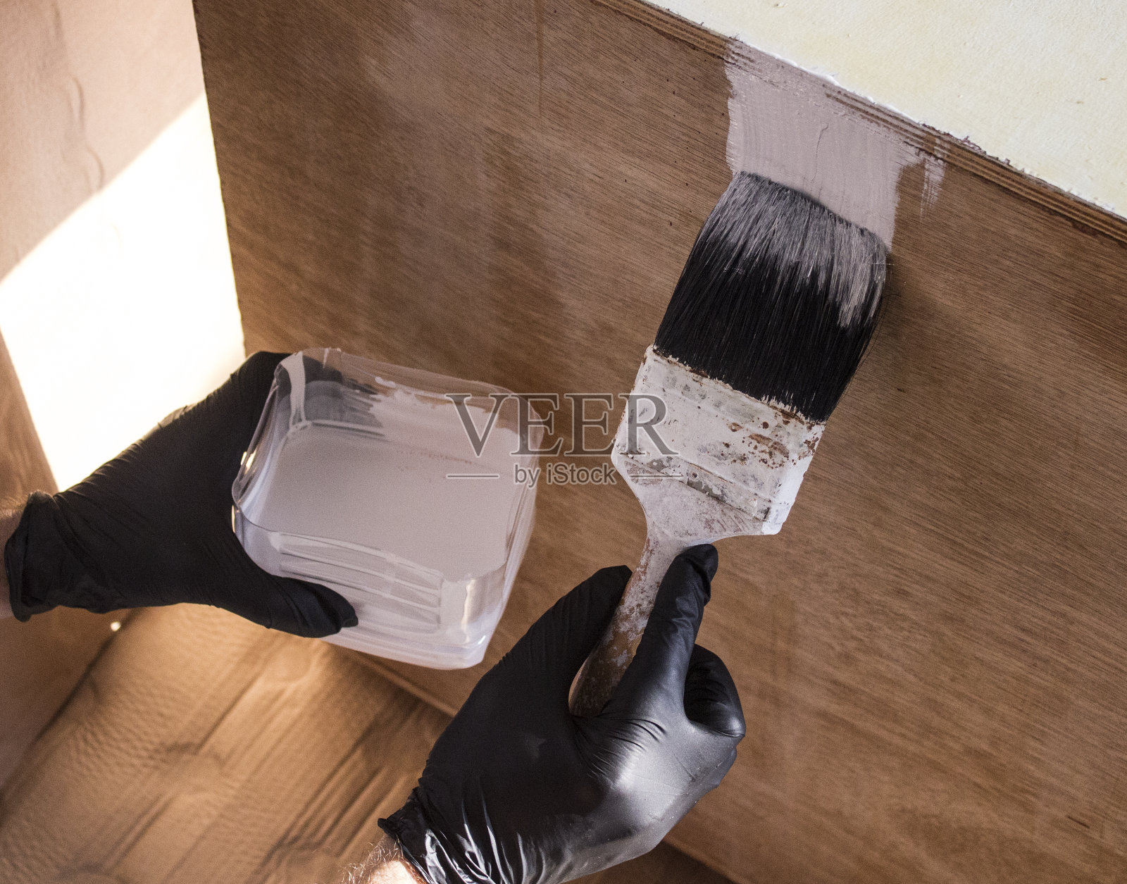 男人拿着画笔照片摄影图片