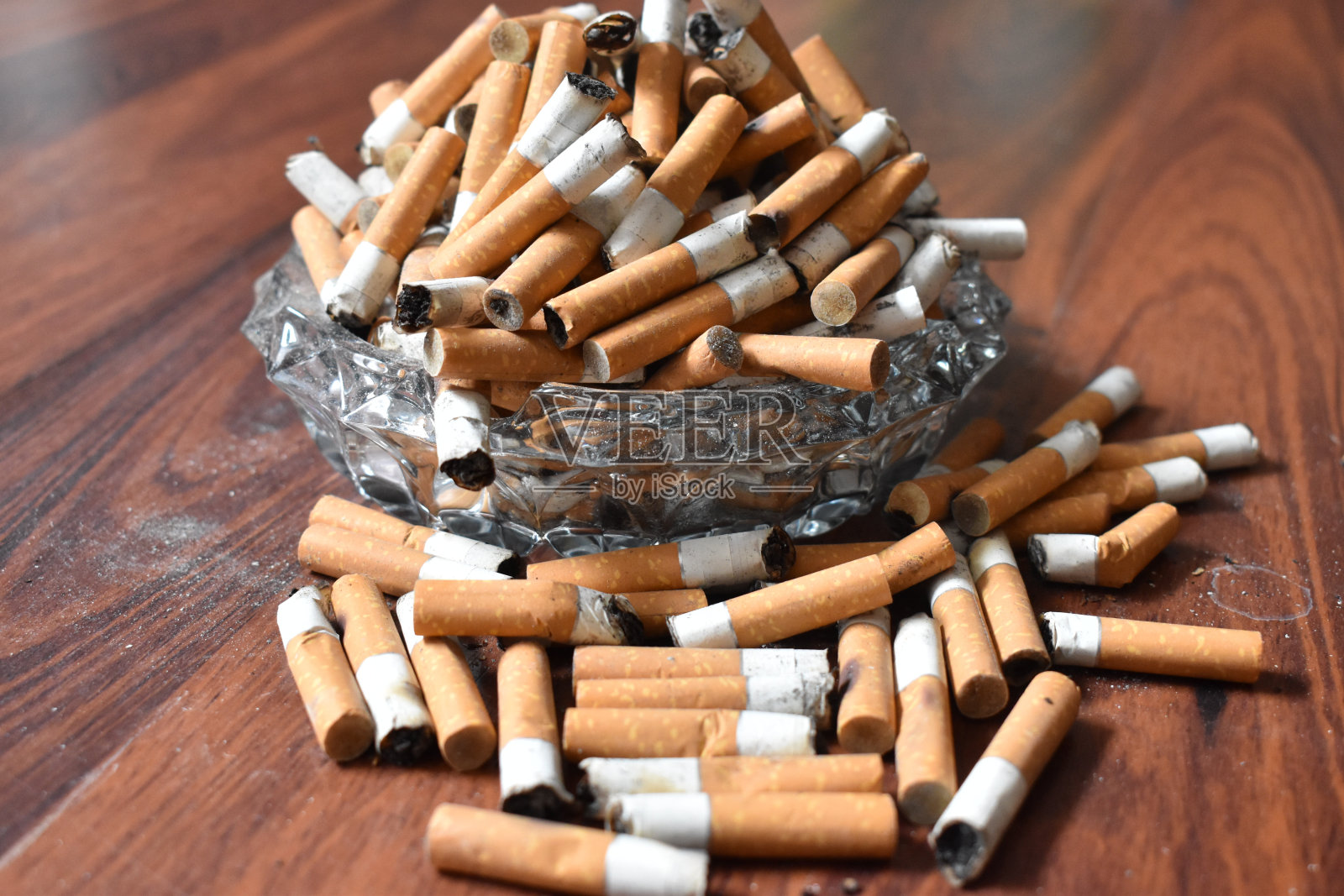 在烟灰缸里抽过的香烟照片摄影图片