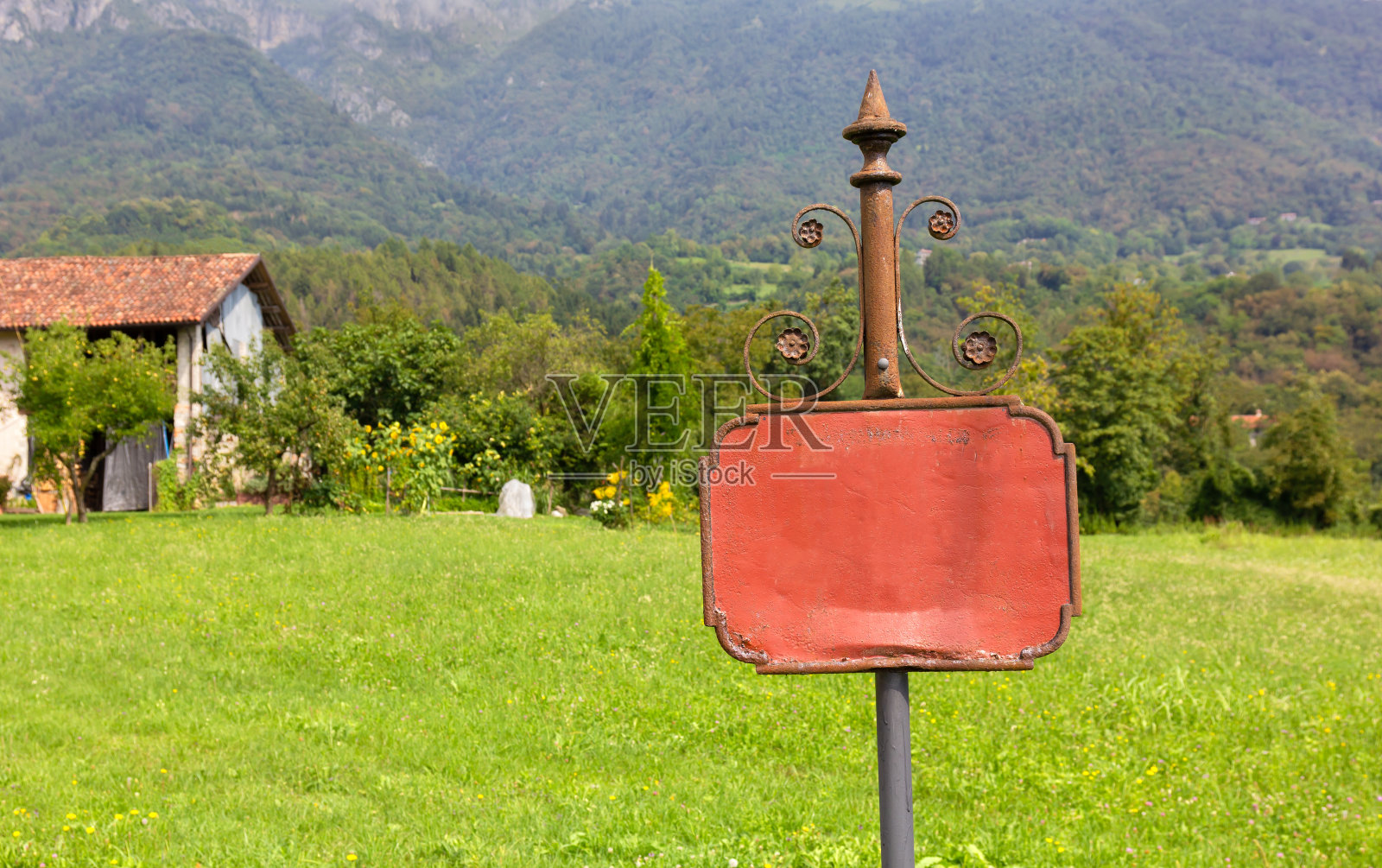 旧生锈的空白标志在一个草地在一个乡村景观照片摄影图片