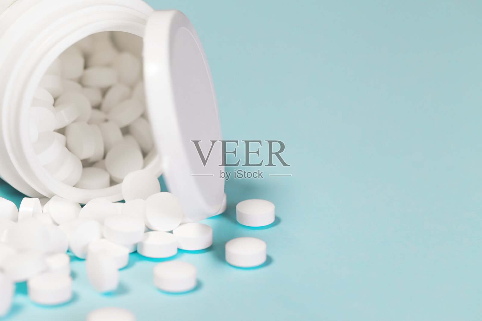 瓶子里的药丸闭合了。保健主题概念。照片摄影图片