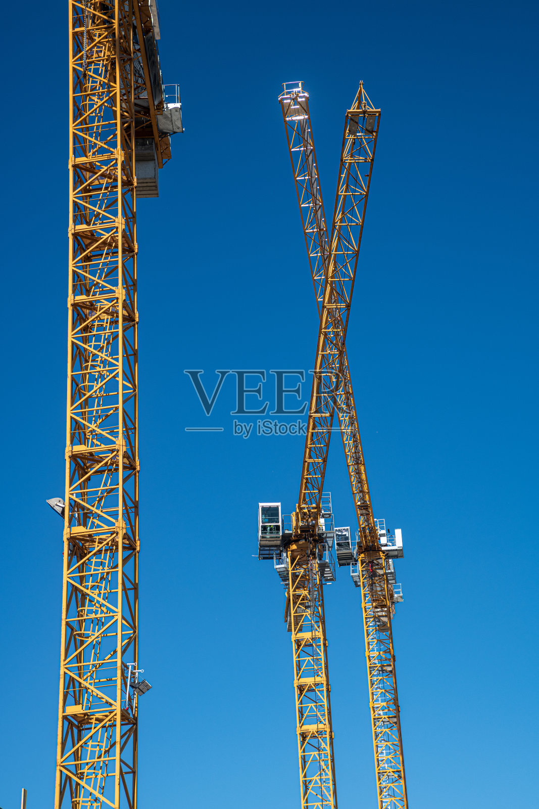 工地有吊车，蓝天一片照片摄影图片