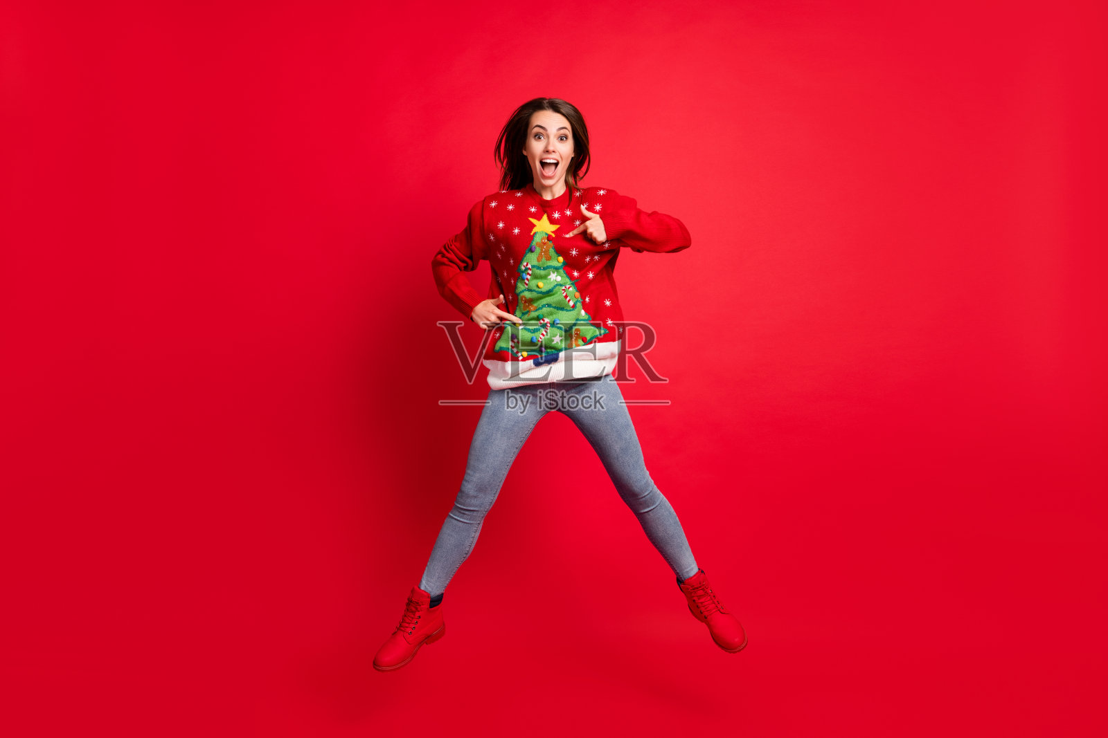 全身的体形，尺寸，视野，好看，有吸引力，苗条，合身，苗条，惊讶，高兴，愉快，活泼的女孩，跳跃，有乐趣，展示，穿休闲的节日印花，孤立的，明亮的，生动的，闪亮的，充满活力的，红色的，颜色背景照片摄影图片