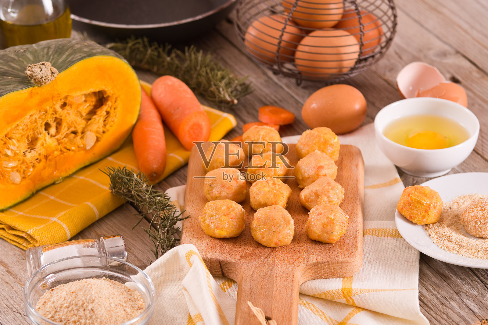 南瓜鸡肉丸。照片摄影图片