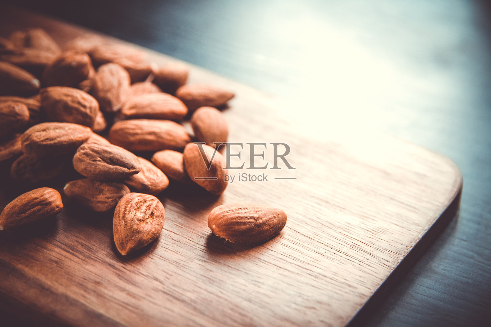 把杏仁放在木砧板上照片摄影图片