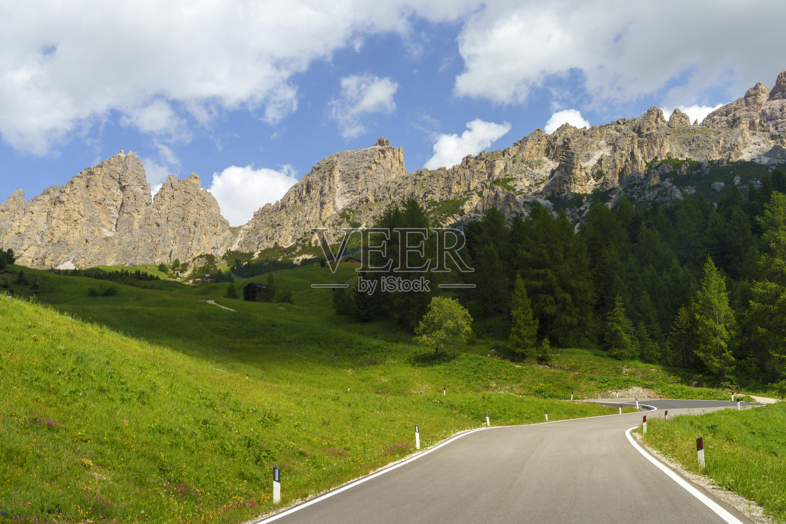 山景沿着路到Gardena pass, Dolomites照片摄影图片